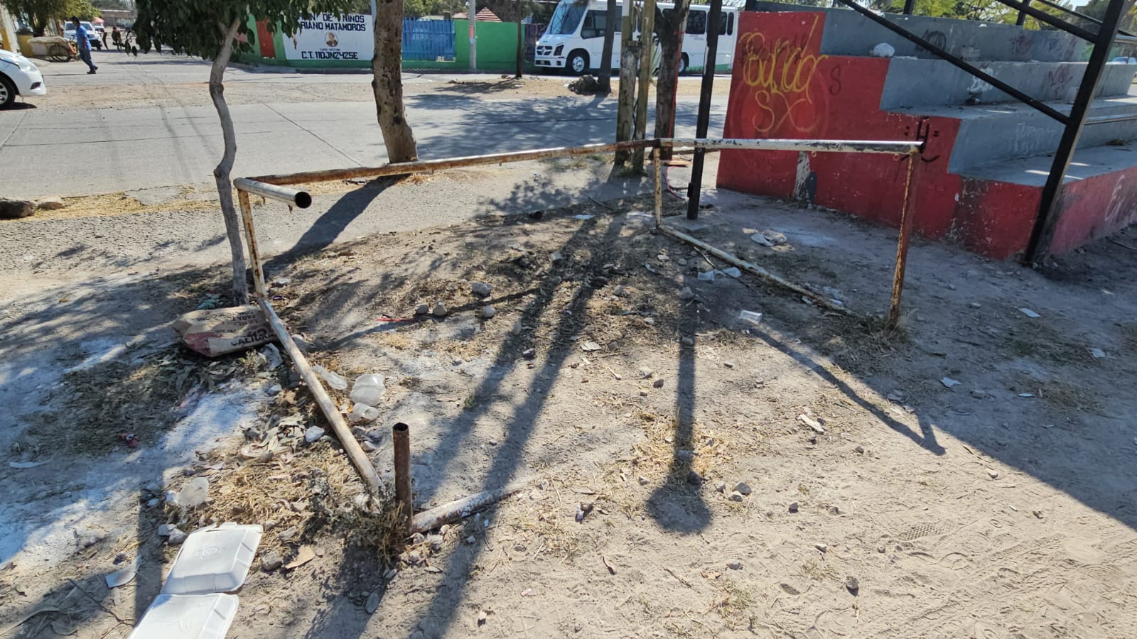#Salamanca Vecinos de la colonia San Javier denuncian vandalismo en su campo deportivo, exigen vigilancia y nuevos ejercitadores