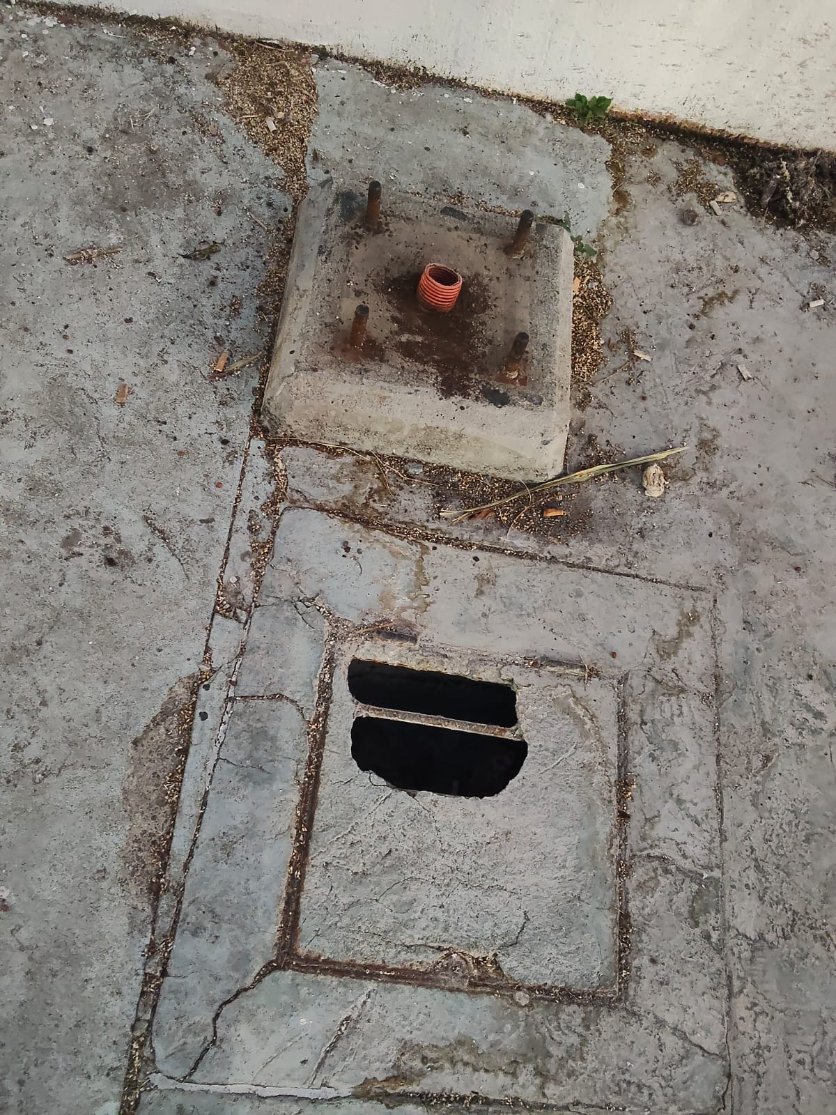 #Salamanca Vecinos de la Infonavit I denuncian que la dirección de Servicios Públicos se llevó postes de luz y nunca los devolvieron