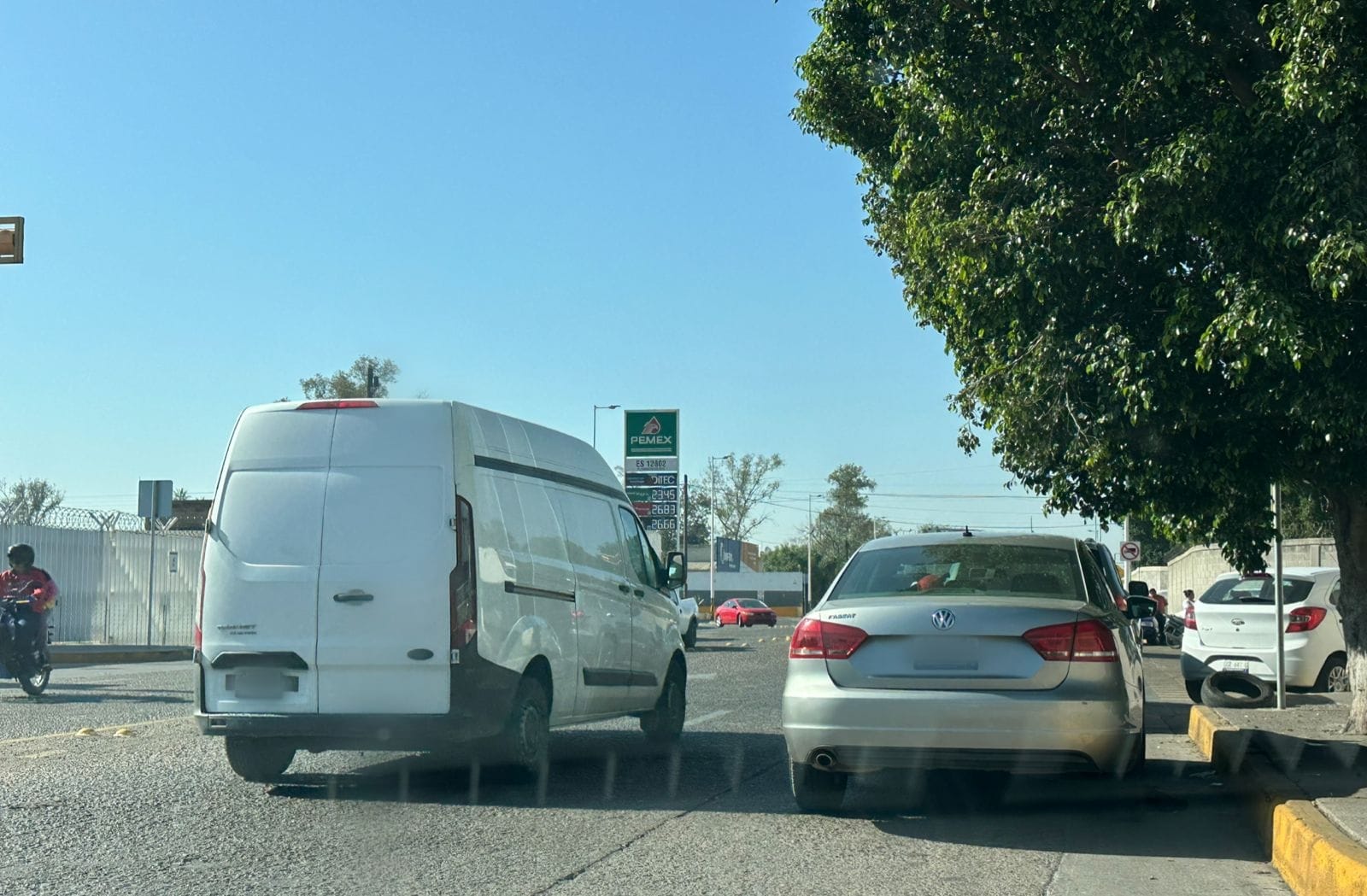#Salamanca Estacionamiento indebido complica vuelta de Faja de Oro y Héroes de Cananea poniendo en riesgo a automovilistas