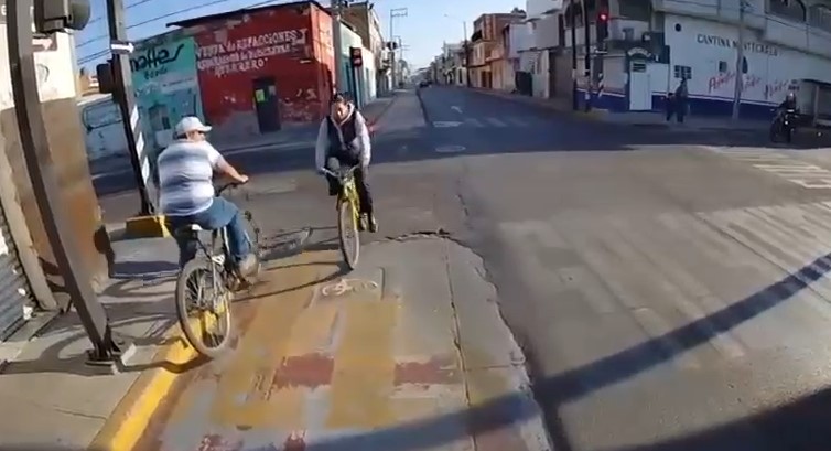 Ciclistas arriesgan su vida al cruzar las ciclovías sin respetar la semaforización en plena zona centro de #Salamanca