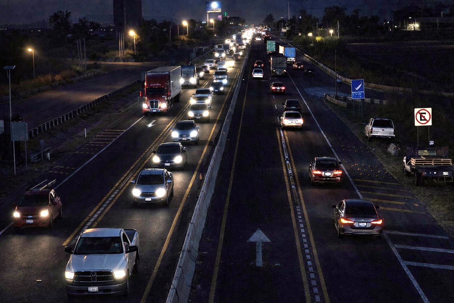 Se registra robo a mano armada de camioneta sobre la Carretera Federal #45 de #Irapuato a #Salamanca