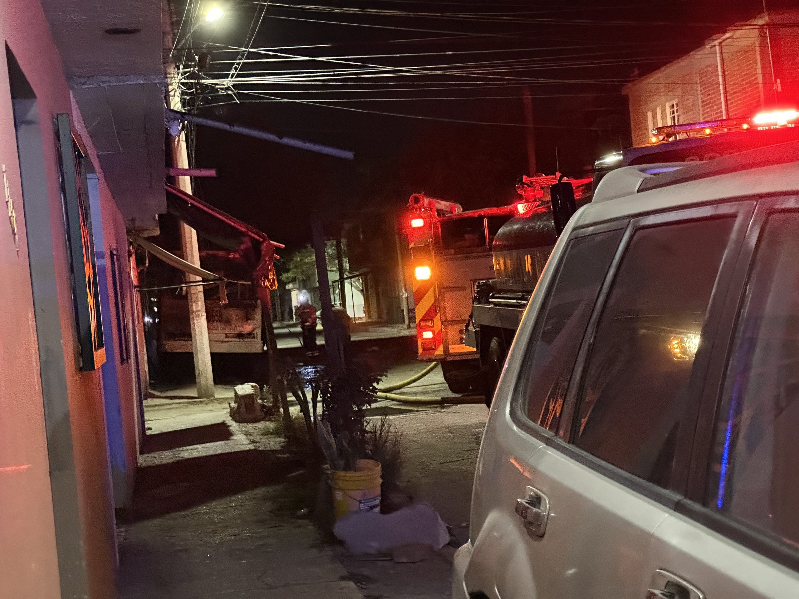 Se incendia unidad de transporte público en la colonia Benito Juárez, en #Salamanca