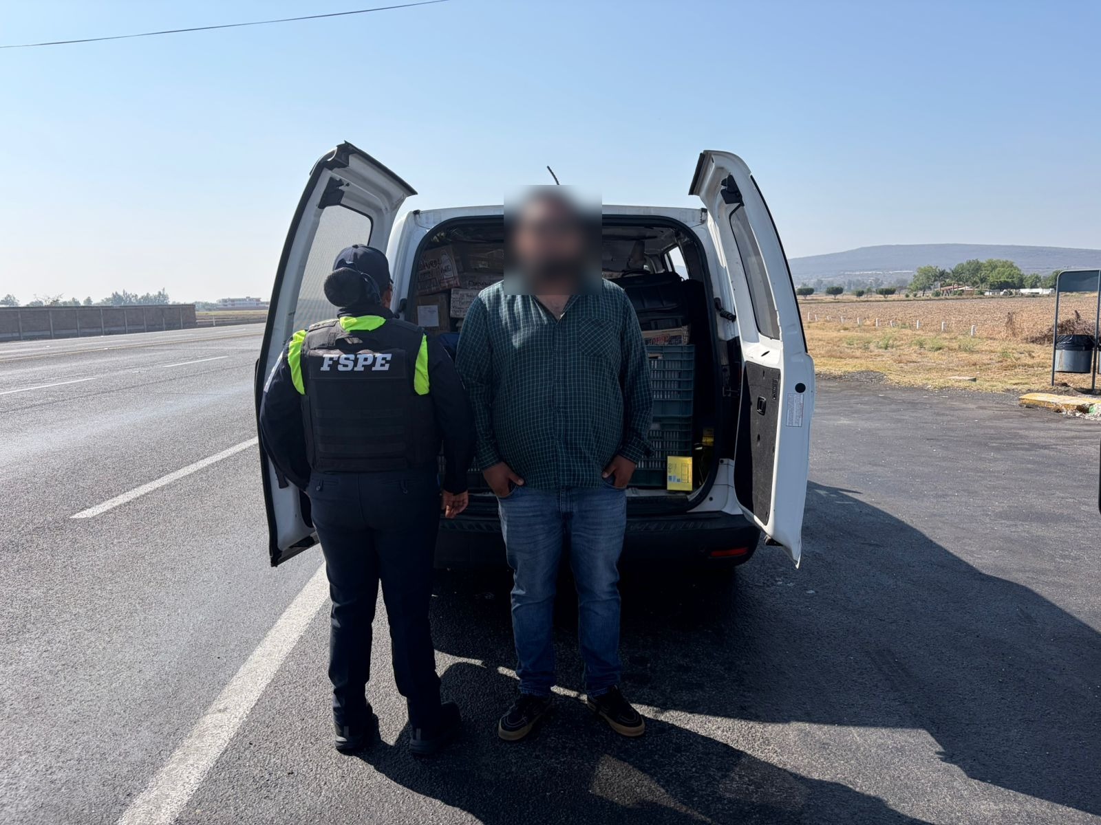 Detienen en #Salamanca a conductor con cargamento de artículos íntimos presuntamente ilegales