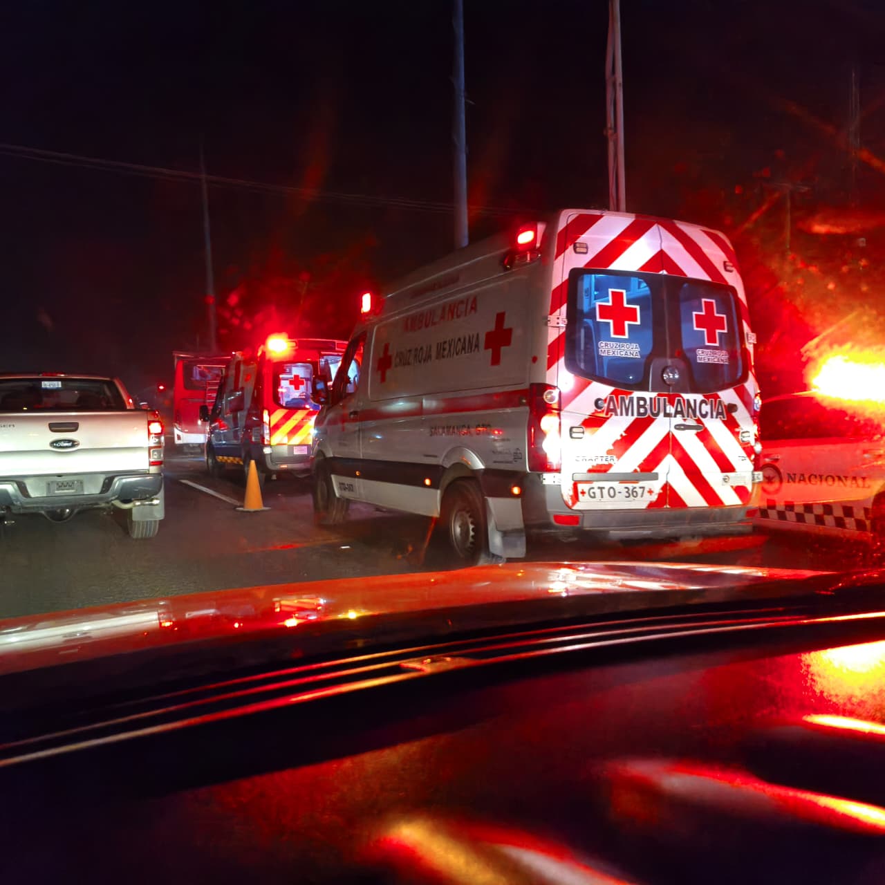 Choque en la Irapuato-Salamanca deja un hombre sin vida y más de 20 lesionados