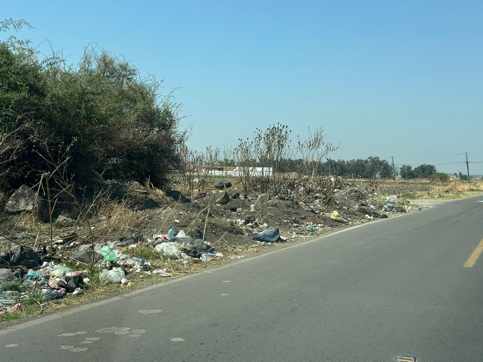#Salamanca Camino a Mancera permanece en el olvido, lleno de basura, señalización vandalizada y congestionamientos viales