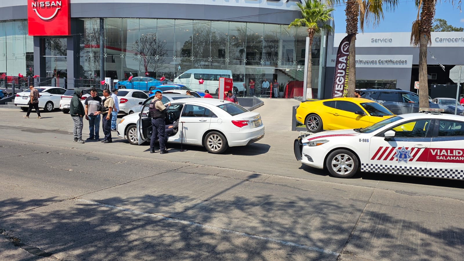 Conductor en presunto estado de ebriedad arrolla a un ciudadano e impacta al menos tres vehículos en Faja De Oro, #Salamanca. Testigos cuestionan proceder de las autoridades