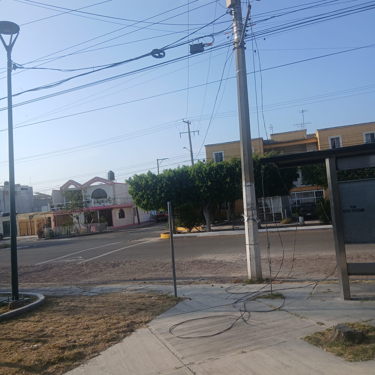 #Salamanca Vecinos de la colonia Primavera denuncian presunto vandalismo en cableado eléctrico