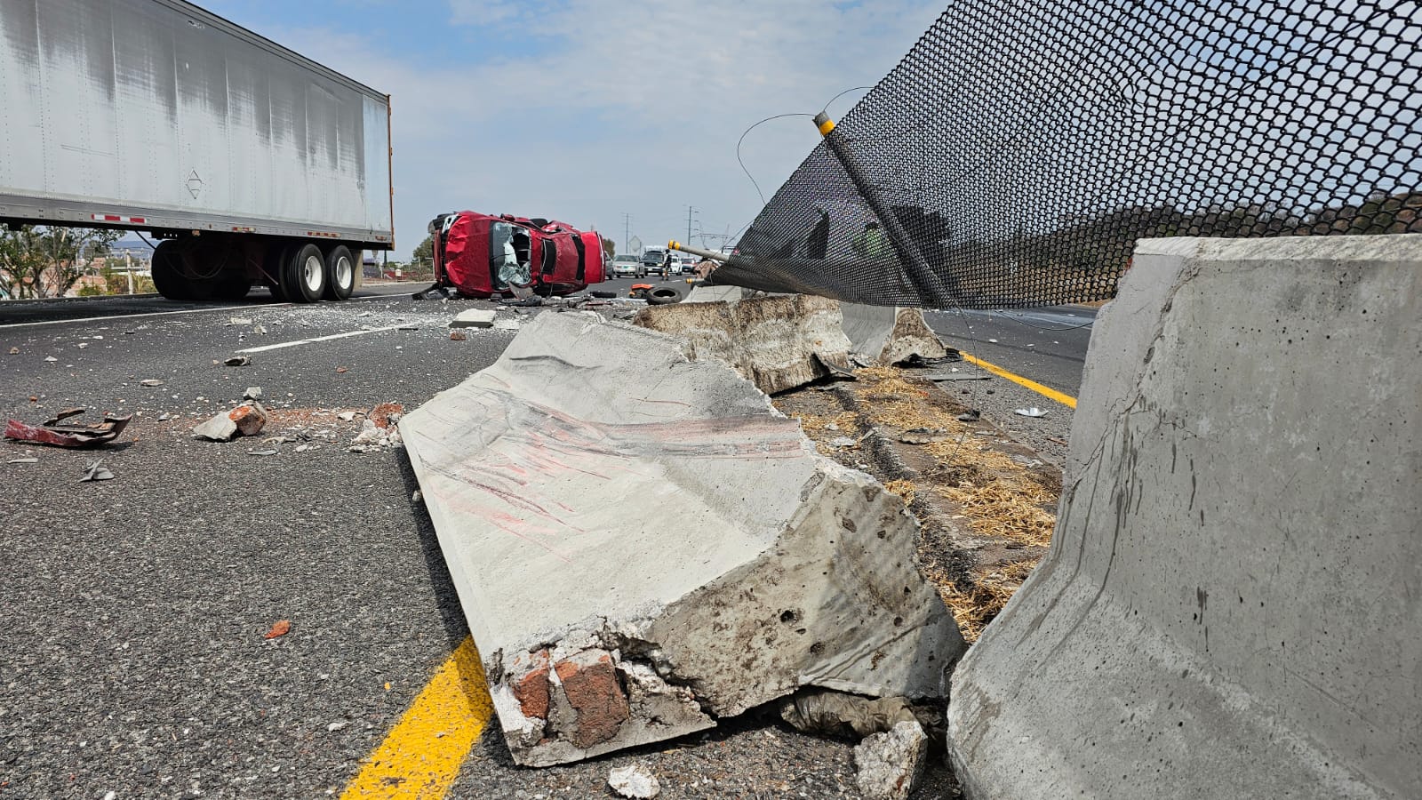 Accidente vehicular en Libramiento Sur de #Salamanca deja dos lesionados y severos daños materiales