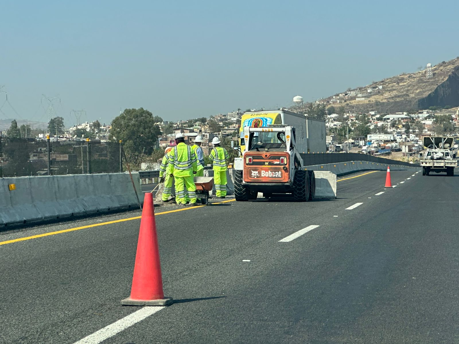 Realizan reparaciones en Libramiento Sur de #Salamanca tras accidente en la zona #TomePrecauciones