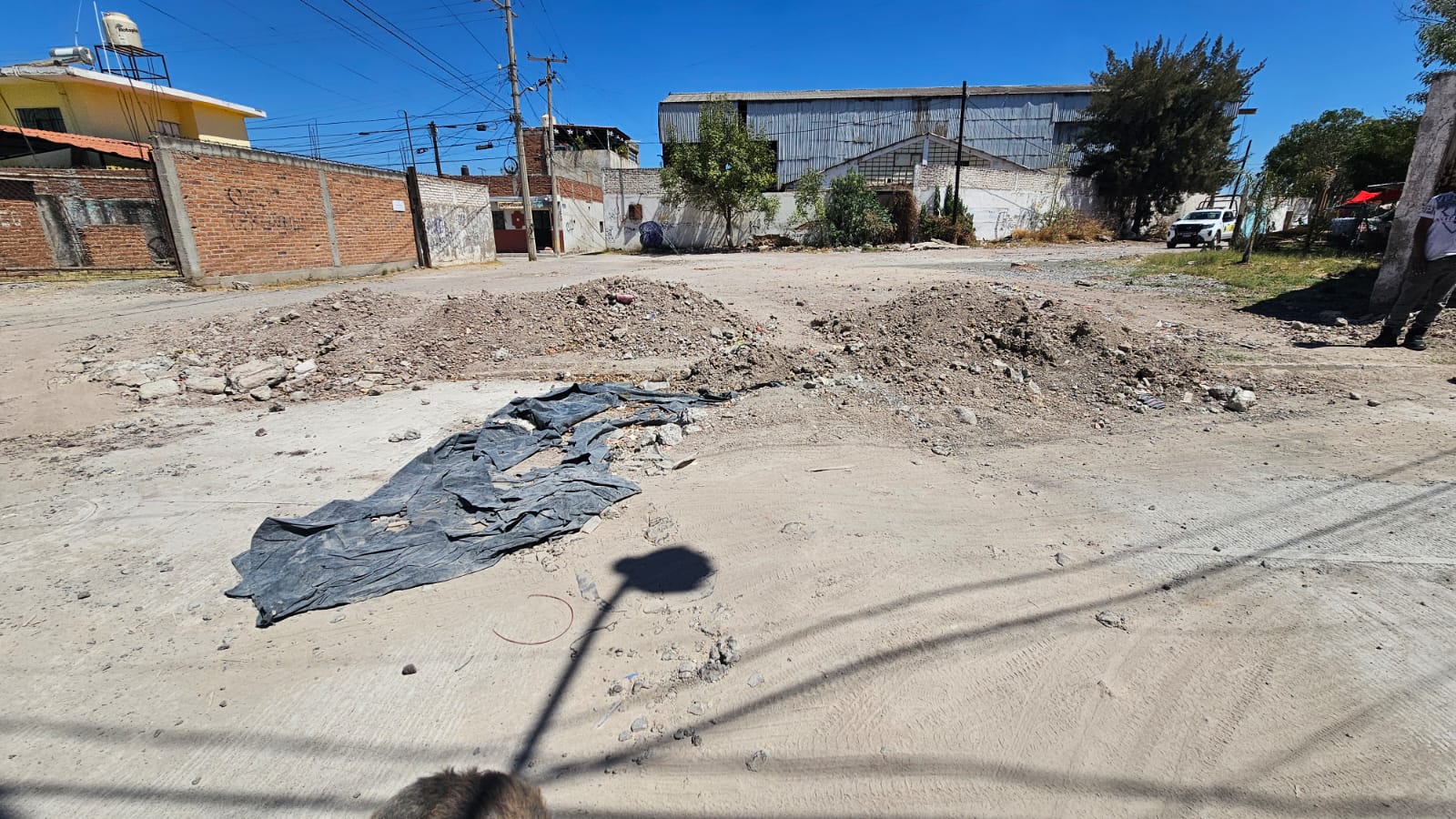#Salamanca Habitantes de la calle Nogal piden retirar bultos de arena que bloquean la circulación