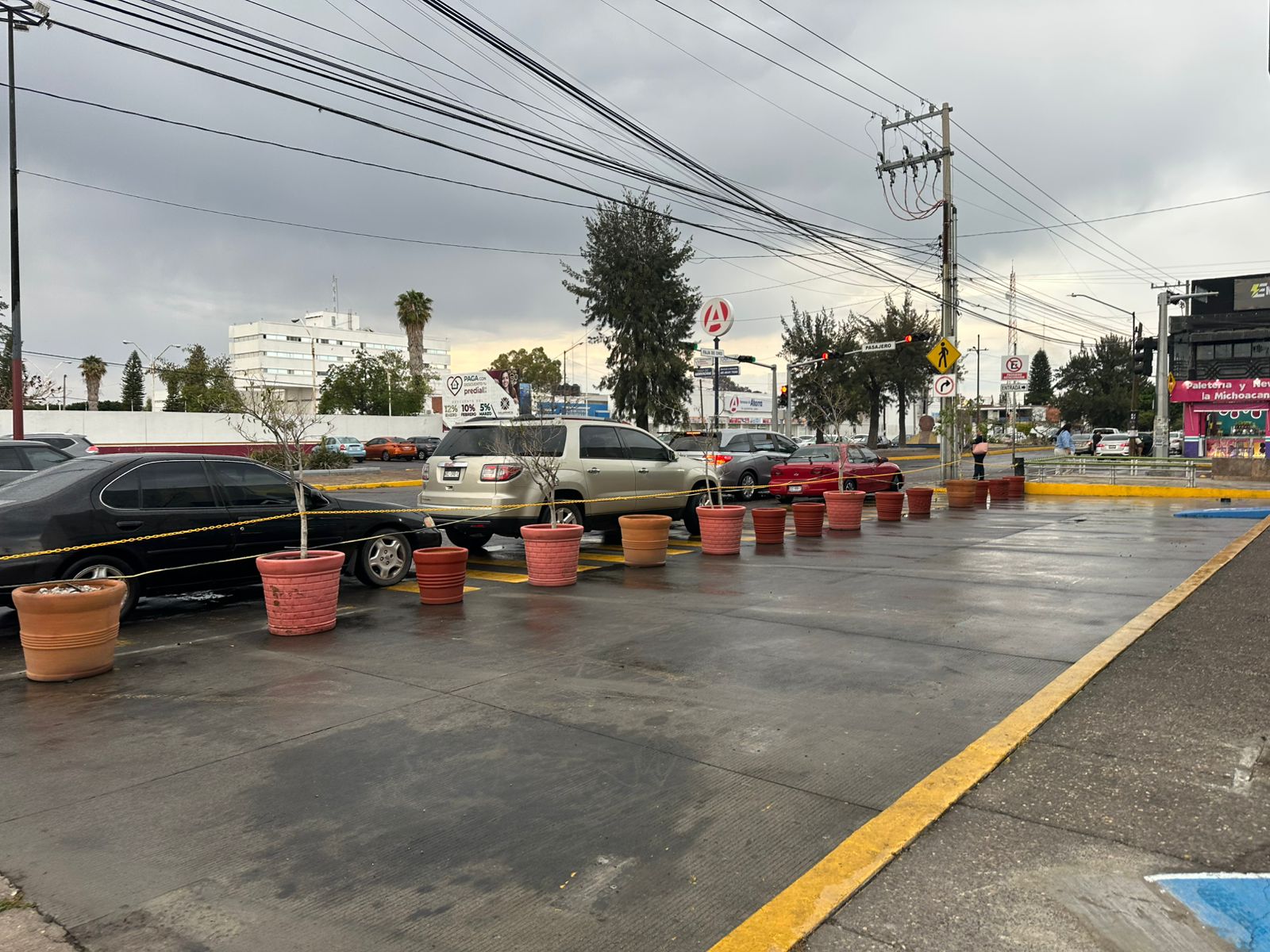 #Salamanca Caos y desorden en Faja de Oro, conductores invaden espacios prohibidos pese a tener estacionamiento disponible