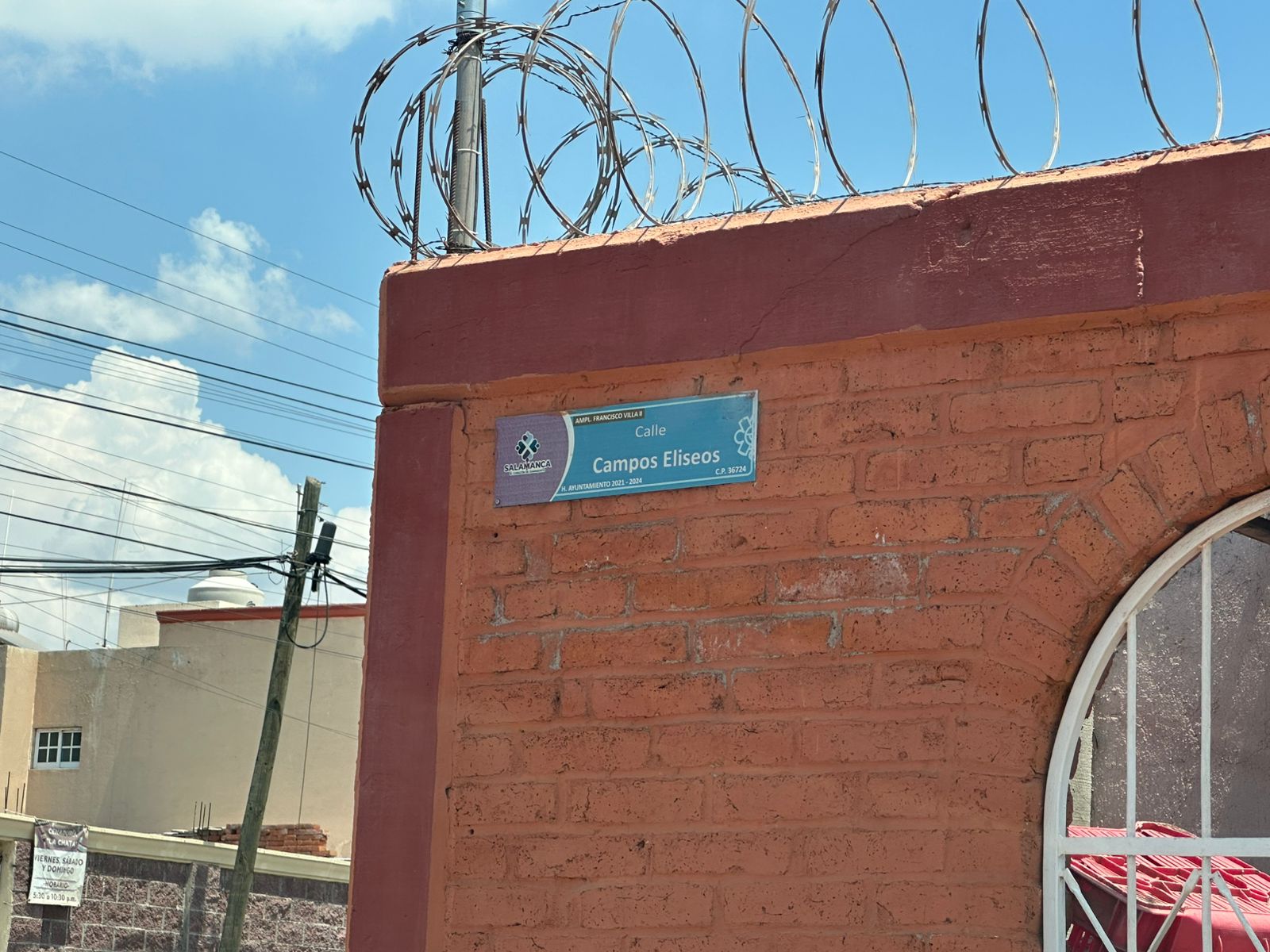 Calles destrozadas en colonia Las Américas, en #Salamanca. Vecinos batallan todos los días para circular