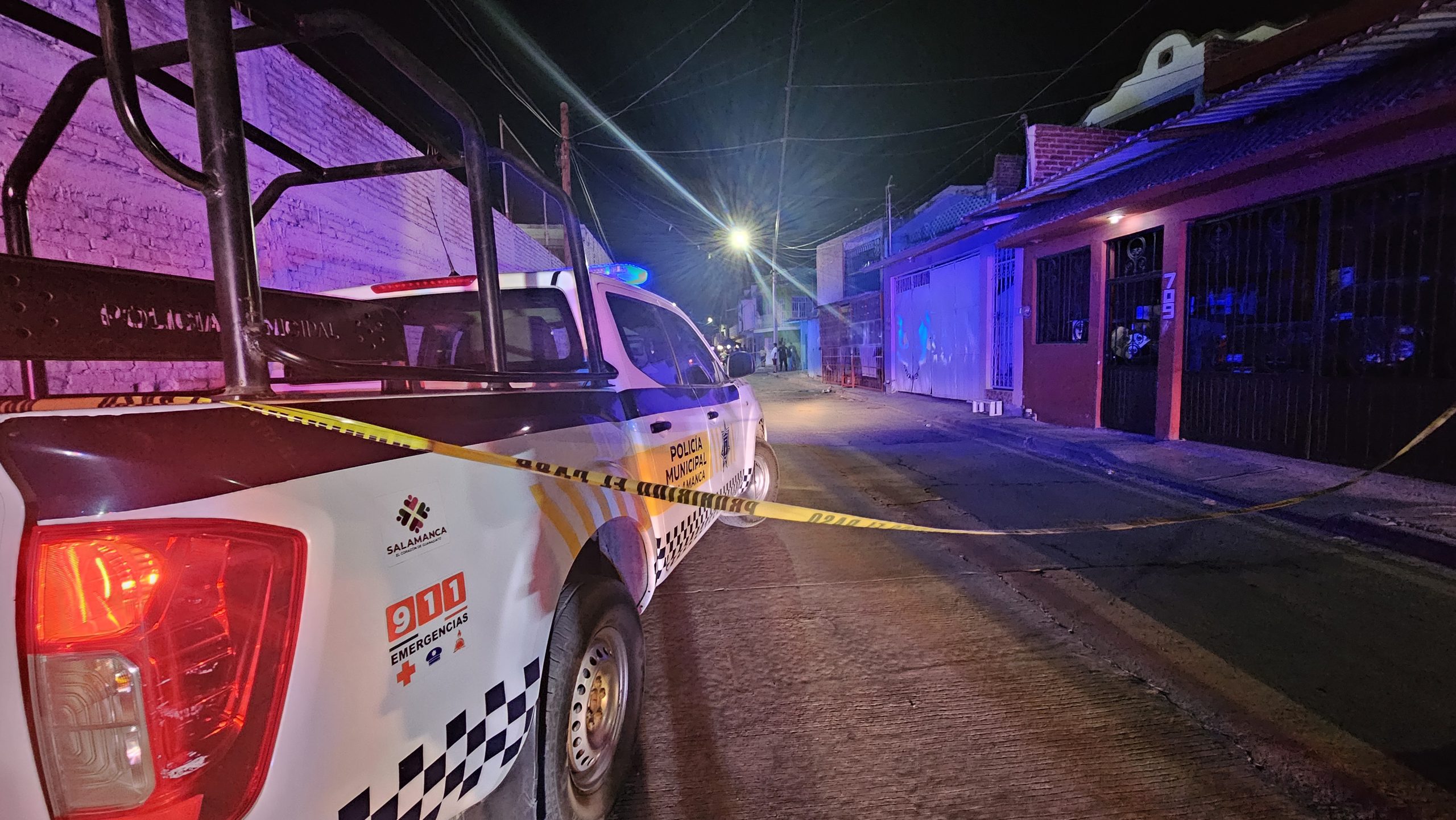 🔴#Salamanca Masculino es trasladado al nosocomio por sus propios medios tras ser lesionado por impactos de arma de fuego en la calle Irapuato  En la colonia Guanajuato sobre las inmediaciones de la calle Irapuato entre Cortazar y Silao, se registró otro ataque armado este miércoles.  Vecinos dieron aviso al sistema de emergencias 911, asegurando que sujetos desconocidos y armados llegaron a la zona y abrieron fuego en contra de un hombre, este mismo terminó tendido sobre la cinta asfáltica herido de gravedad, por lo que tuvieron que trasladarlo en un vehículo particular a recibir la atención médica correspondiente.  Los elementos de seguridad arribaron a l escena para acordonarla y esperar a la Agencia de Investigación Criminal para que se realicen las investigaciones correspondientes. Hasta el momento autoridades no han dado a conocer ninguna detención por este nuevo hecho de alto impacto.