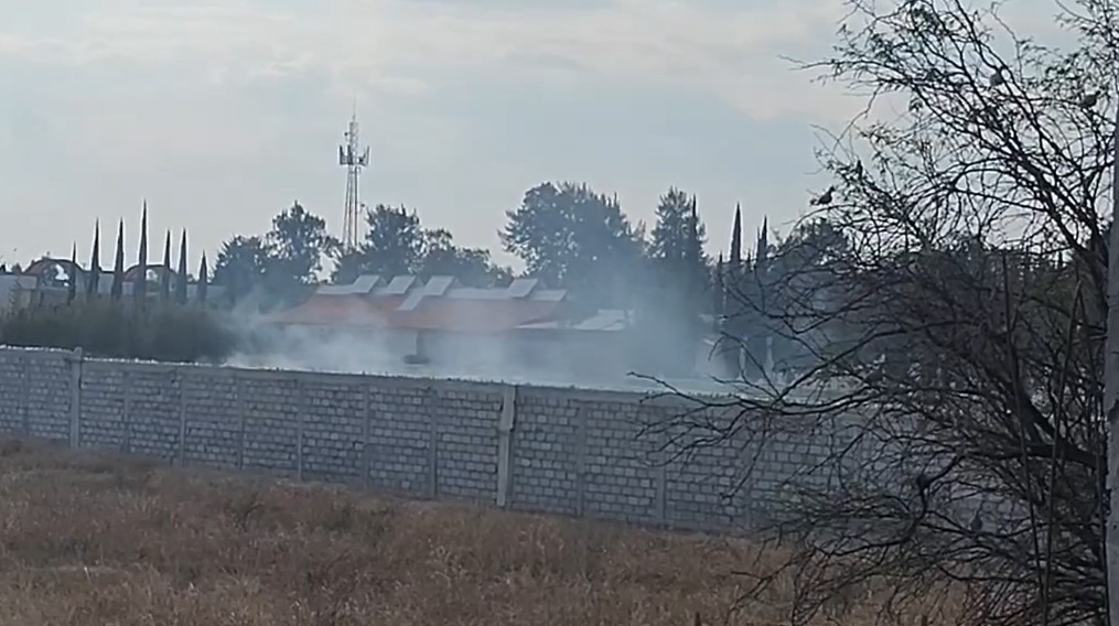Vecinos de las colonias Santa Elena y Benito Juárez denuncian presunta quema de flores en un panteón de la zona sur, en #Salamanca