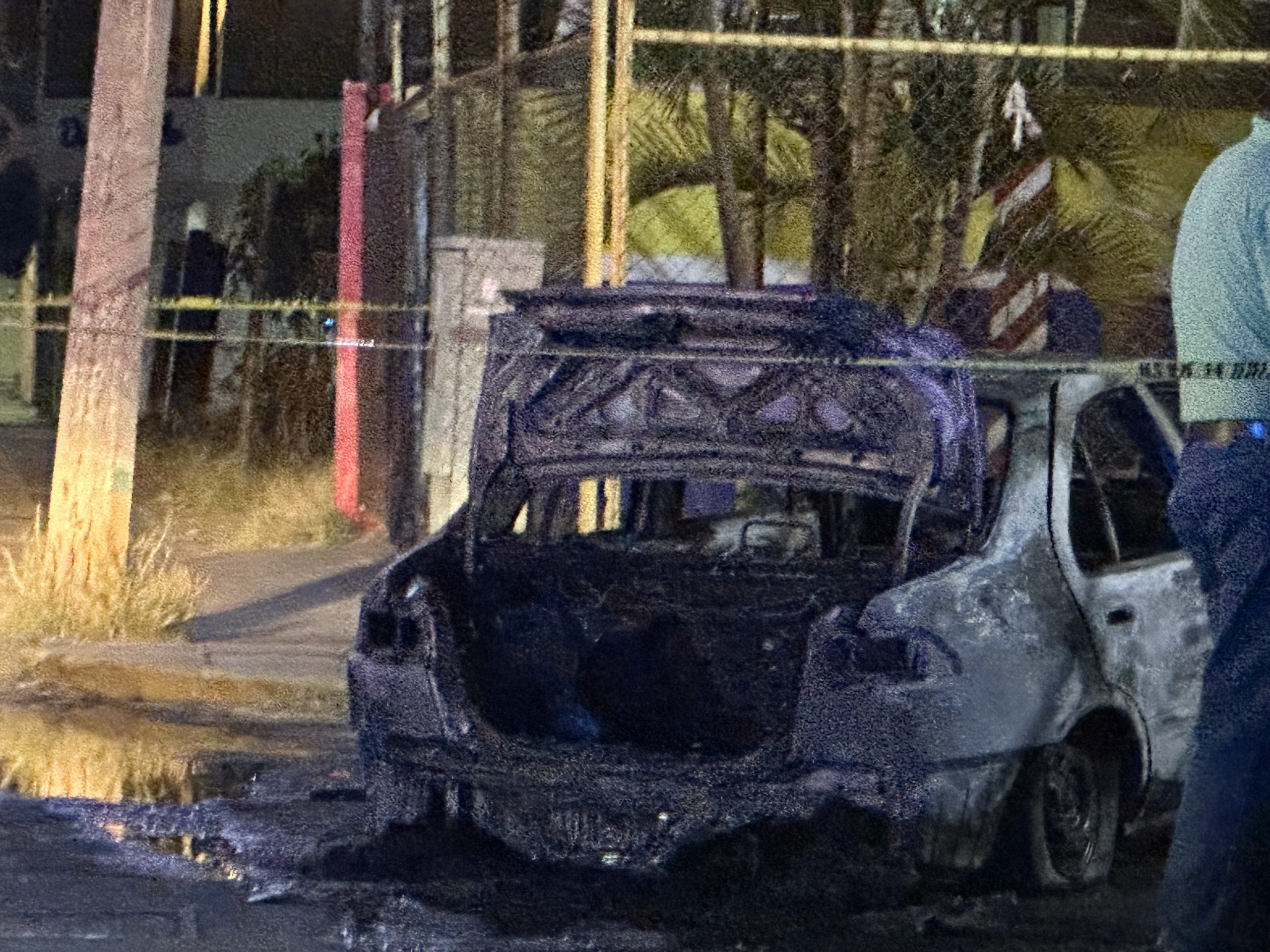 Se incendia vehículo en colonia Las Reynas, en #Salamanca. Aún se desconocen las causas