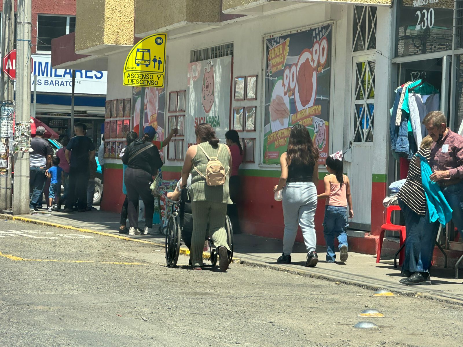 En #Salamanca las personas con discapacidad deben bajarse a la calle en el Mercado Tomasa Esteves ante la falta de condiciones para circular