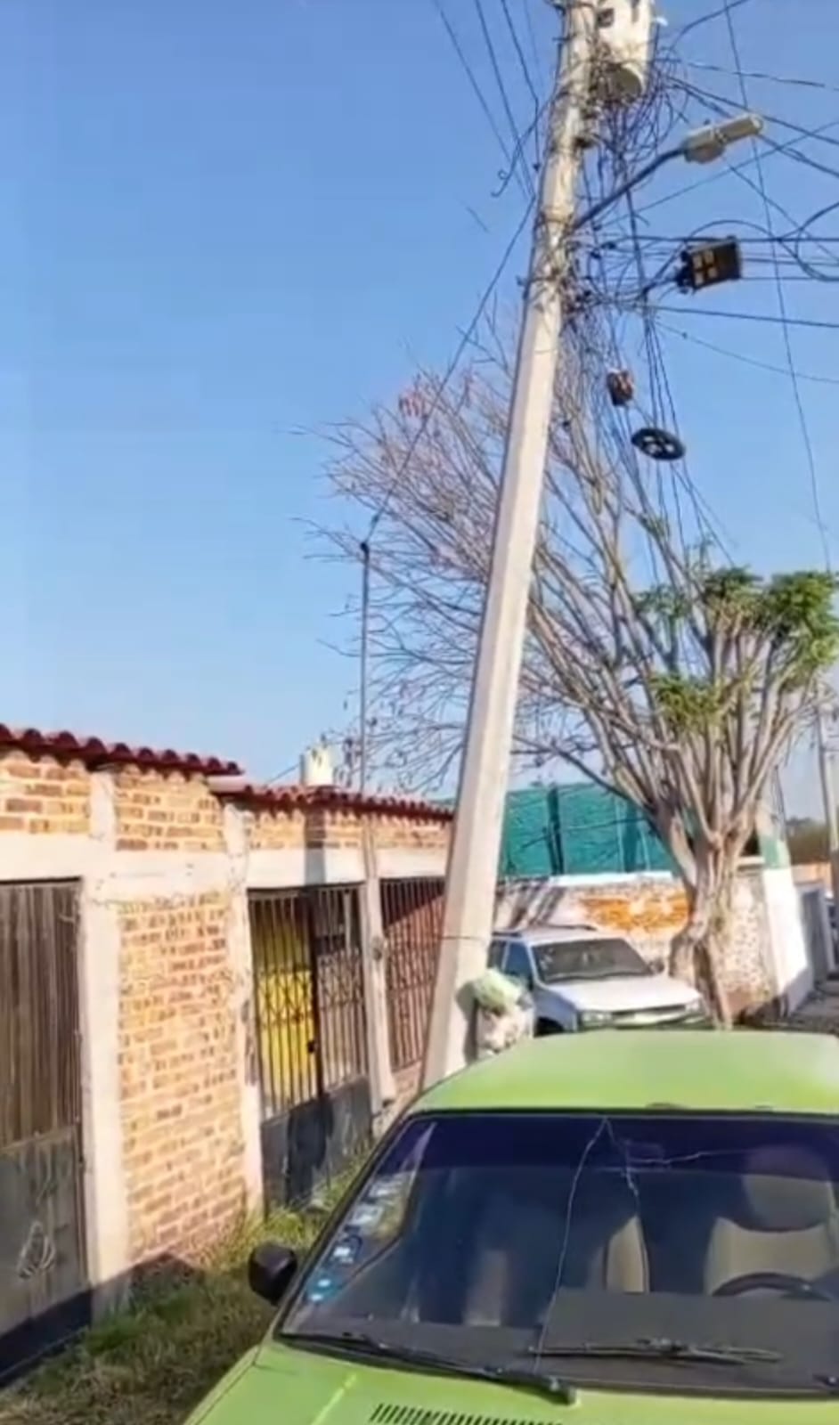 #Salamanca Vecinos de Ampliación San José denuncian riesgo por postes de CFE al borde del colapso