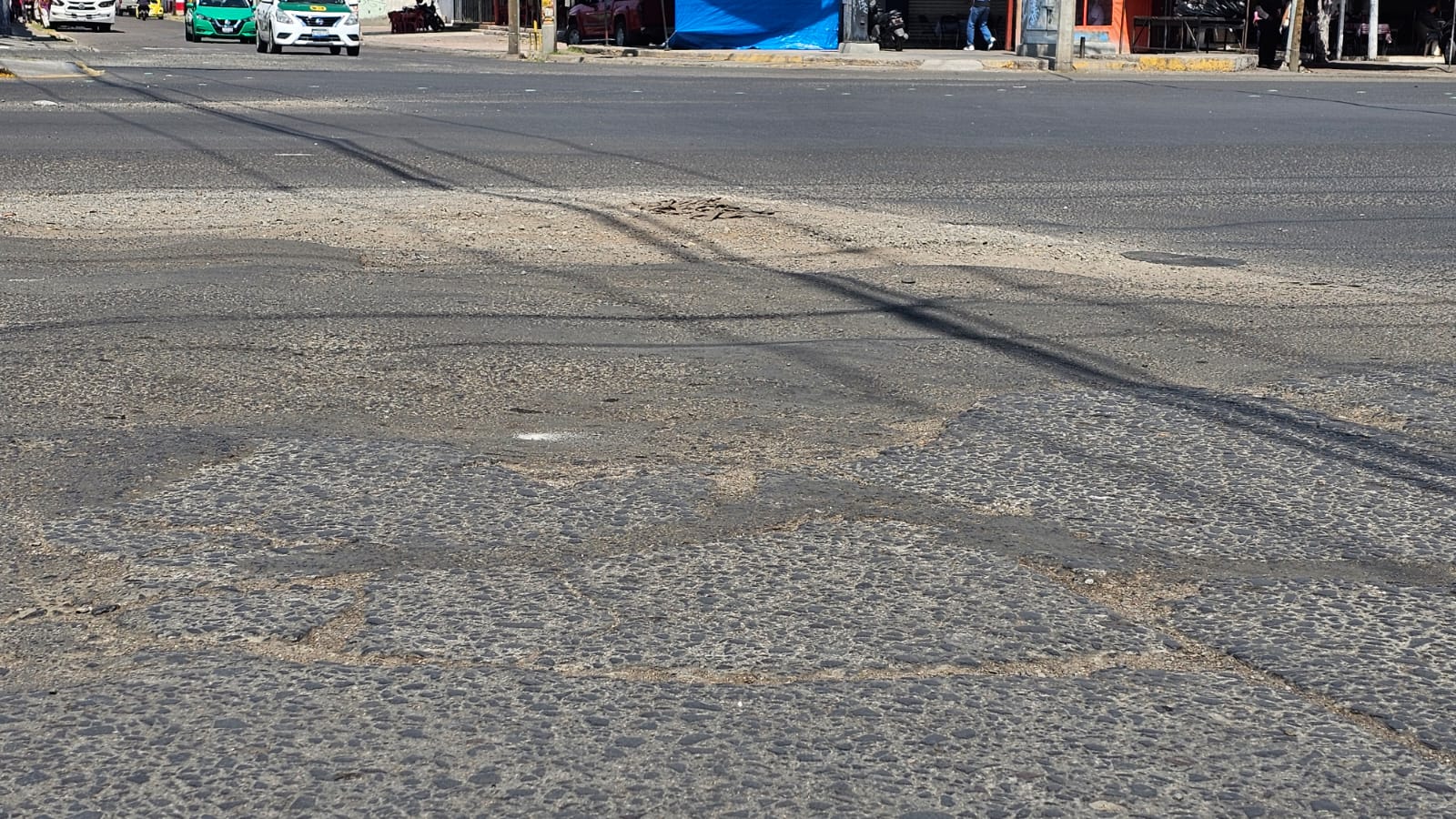 Baches y daños ponen en riesgo a conductores en avenida Valle de Santiago en Salamanca