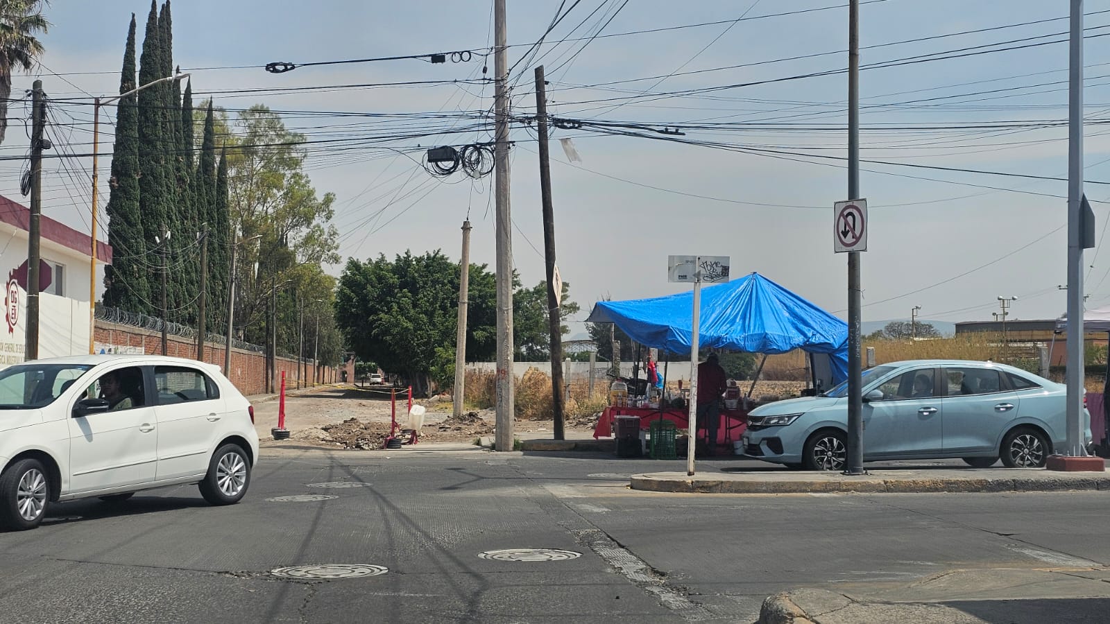 Padres de familia piden conclusión de obra en calle Rafael Garcilita por afectaciones viales afuera de la secundaria Alfonso Sierra Partida, en #Salamanca.