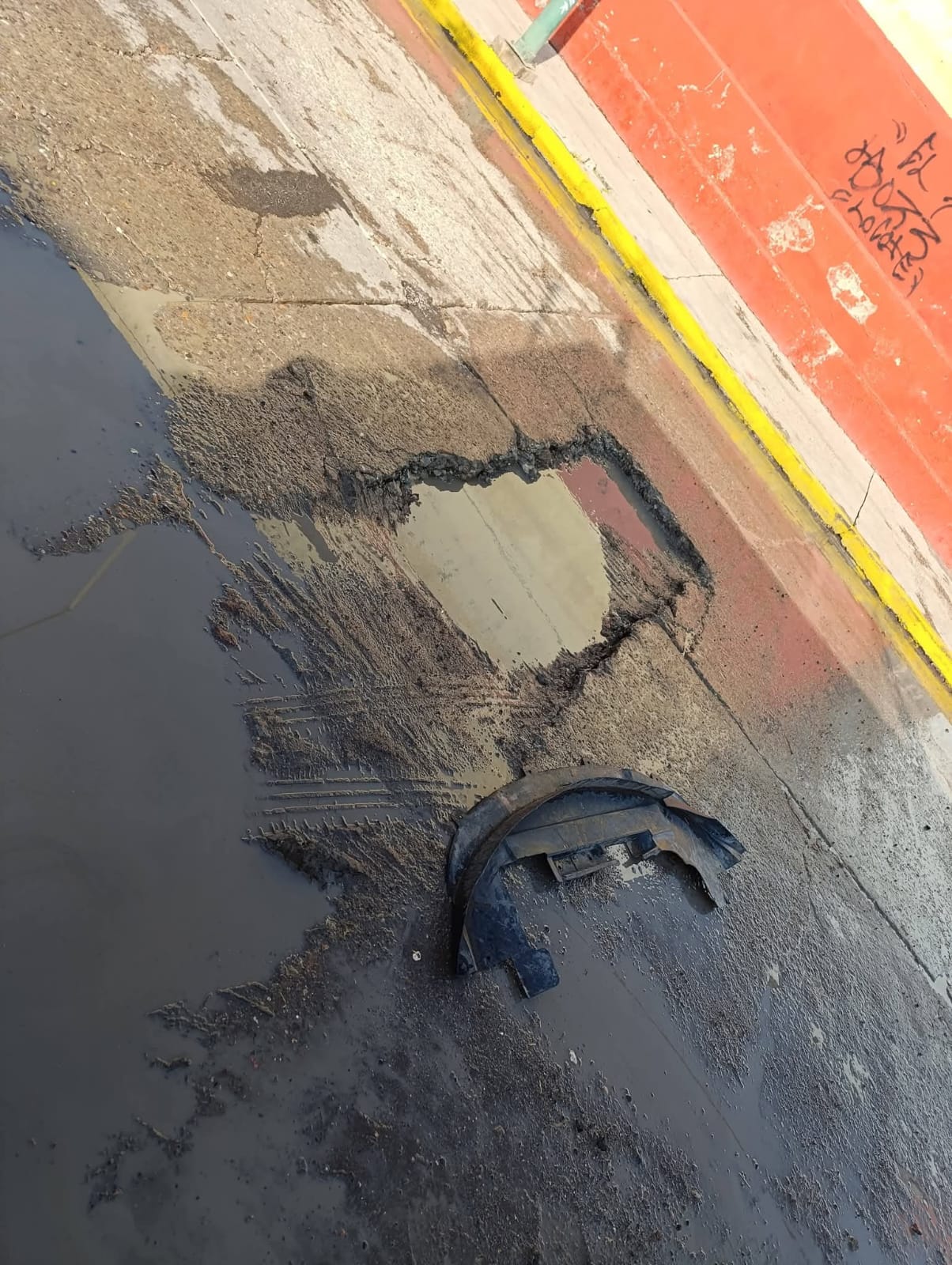 #Salamanca Mega bache en la calle Carranza pone en riesgo a familias y transporte público