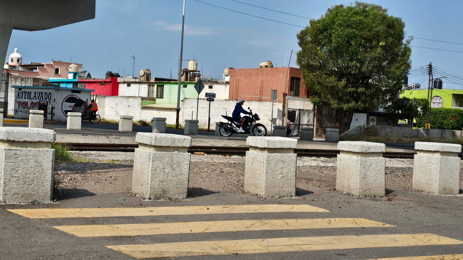 Habitantes de La Obrera, Jardines del Sol y la Industrial, siguen esperando respuestas del cierre al cruce ferroviario