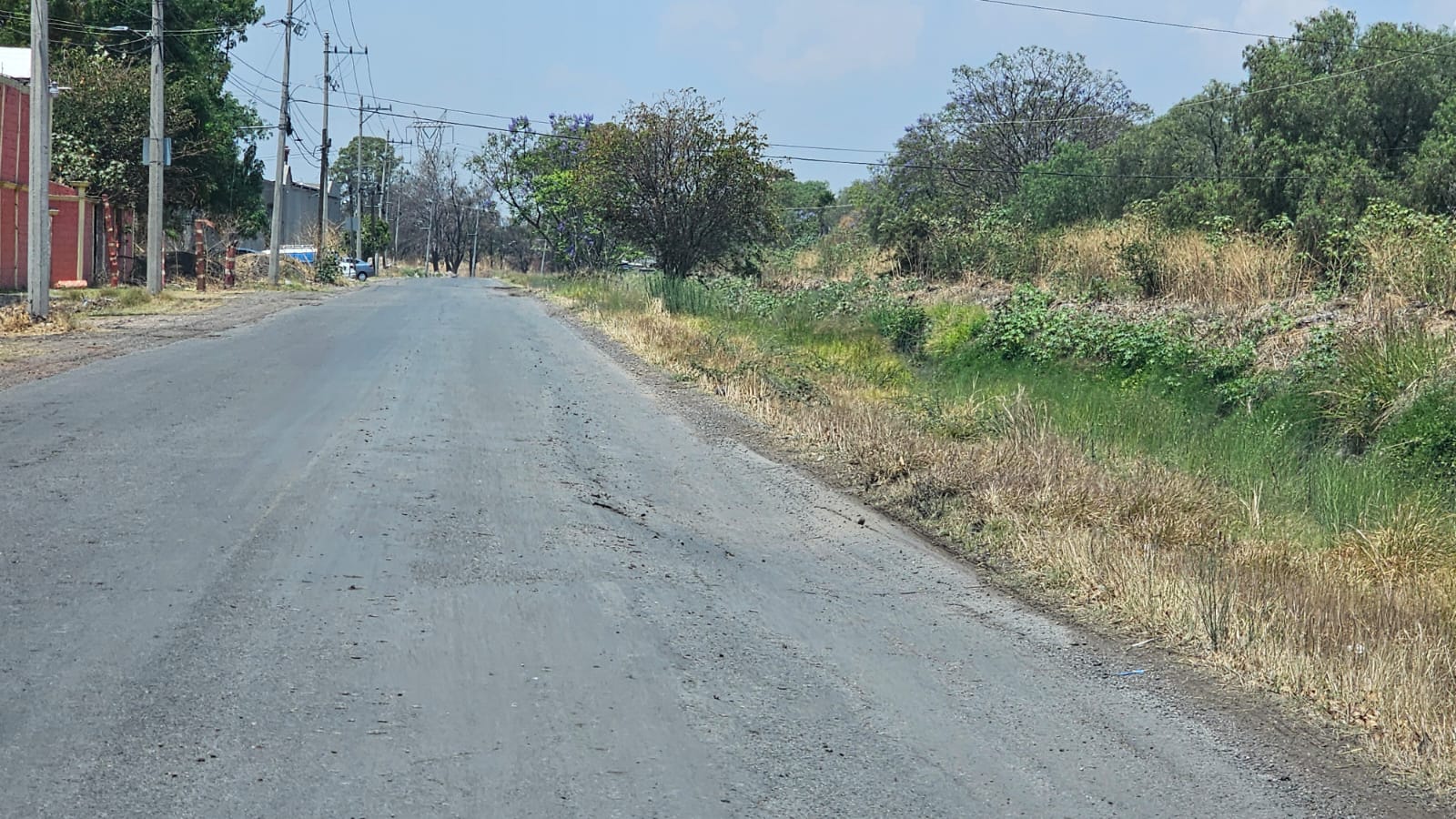 “A medias y para la foto”. Rehabilitan solo una parte de la calle Río Balsas, en #Salamanca y dejan el resto en el abandono