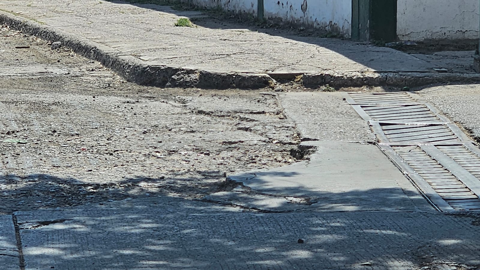 Calle Silao, en la colonia Guanajuato, continúa en pésimas condiciones pese a promesa de rehabilitación