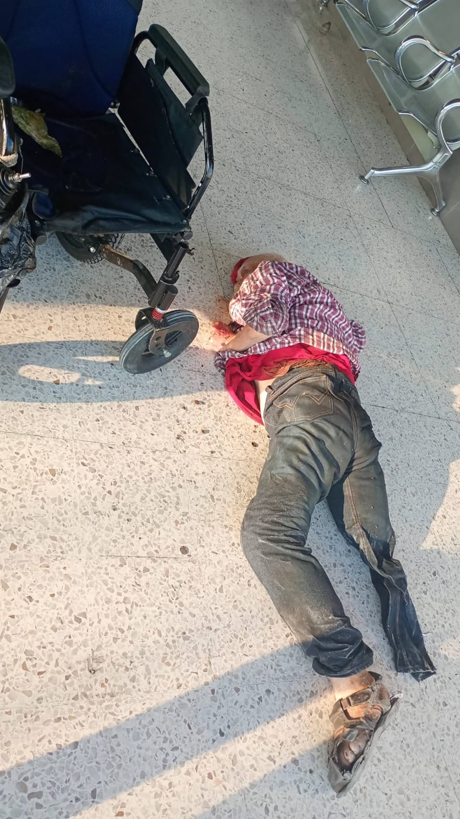 Omisión del DIF deja a adulto mayor discapacitado en abandono en la central de autobuses de #Salamanca