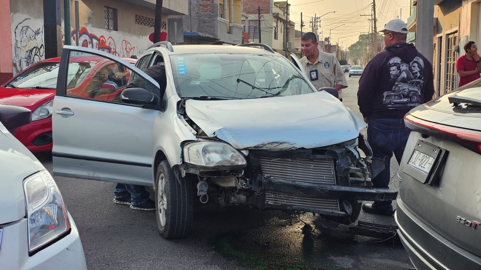 Patrulla y Volkswagen chocan en cruce de Allende y Cazadora en #Salamanca