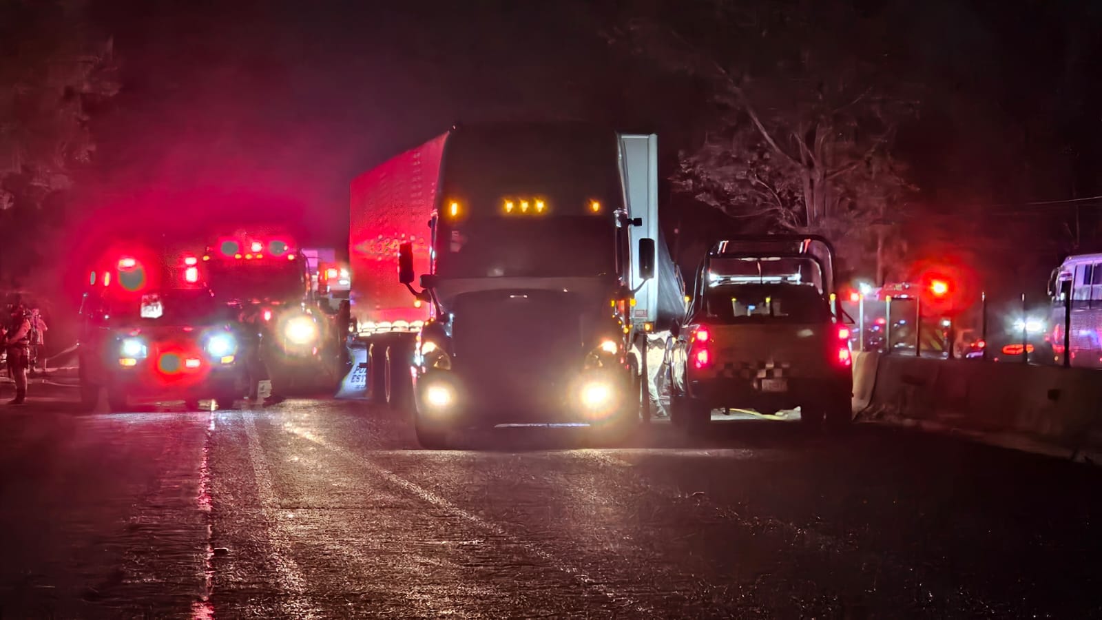 🔴 Aparatoso choque entre FPES y tráiler deja múltiples heridos, se habla de al menos un elemento prensado, esto a la altura de Villa Salamanca 400