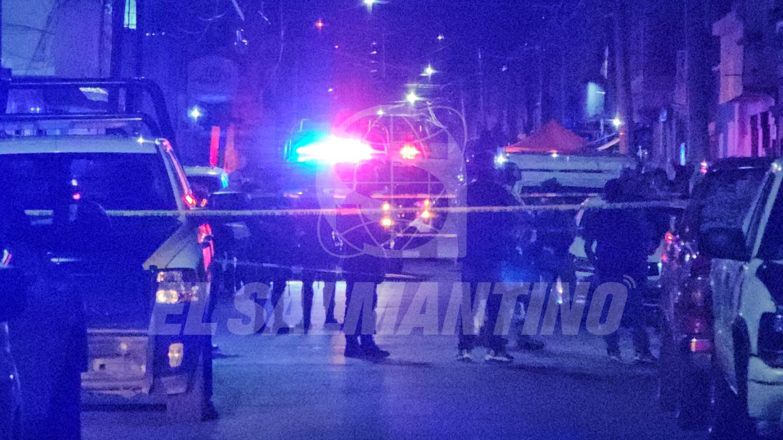 🚨Masacre durante convivio en #Salamanca, 6 personas asesinadas, al menos 3 heridos graves y un hombre secuestrado en pleno centro este viernes  La noche de este viernes vecinos de la calle Mariano Abasolo reportaron que entre las calles Río Bravo y Artes se registró un ataque armado que dejó como víctimas a 10 personas.  De manera extraoficial se habla que se llevaba a cabo una reunión afuera de uno de los domicilios de la calle Mariano Abasolo, cuando sujetos armados arribaron a la zona y sin mediar palabra abrieron fuego en contra de los asistentes.  El saldo hasta el momento es de 6 personas asesinadas, 5 hombres y 1 mujer, 3 lesionados que fueron trasladados por sus propios medios y en una unidad médica de Cruz Roja Mexicana y un masculino secuestrado.  La fue acordonada y fuertemente custodiada por las autoridades, en espera de la Agencia de Investigación Criminal de la Fiscalía General del Estado de Guanajuato para realizar las diligencias correspondientes, así como del Servicio Médico Forense (SEMEFO) para realizar los peritajes conducentes y el levantamiento de los cuerpos, el traslado al nosocomio más cercano y práctica de la necropsia como por ley corresponde al cuerpo de las víctimas.  Cabe mencionar que hasta el momento no se reportan detenciones ni tampoco hay un posicionamiento oficial por parte del gobierno municipal.