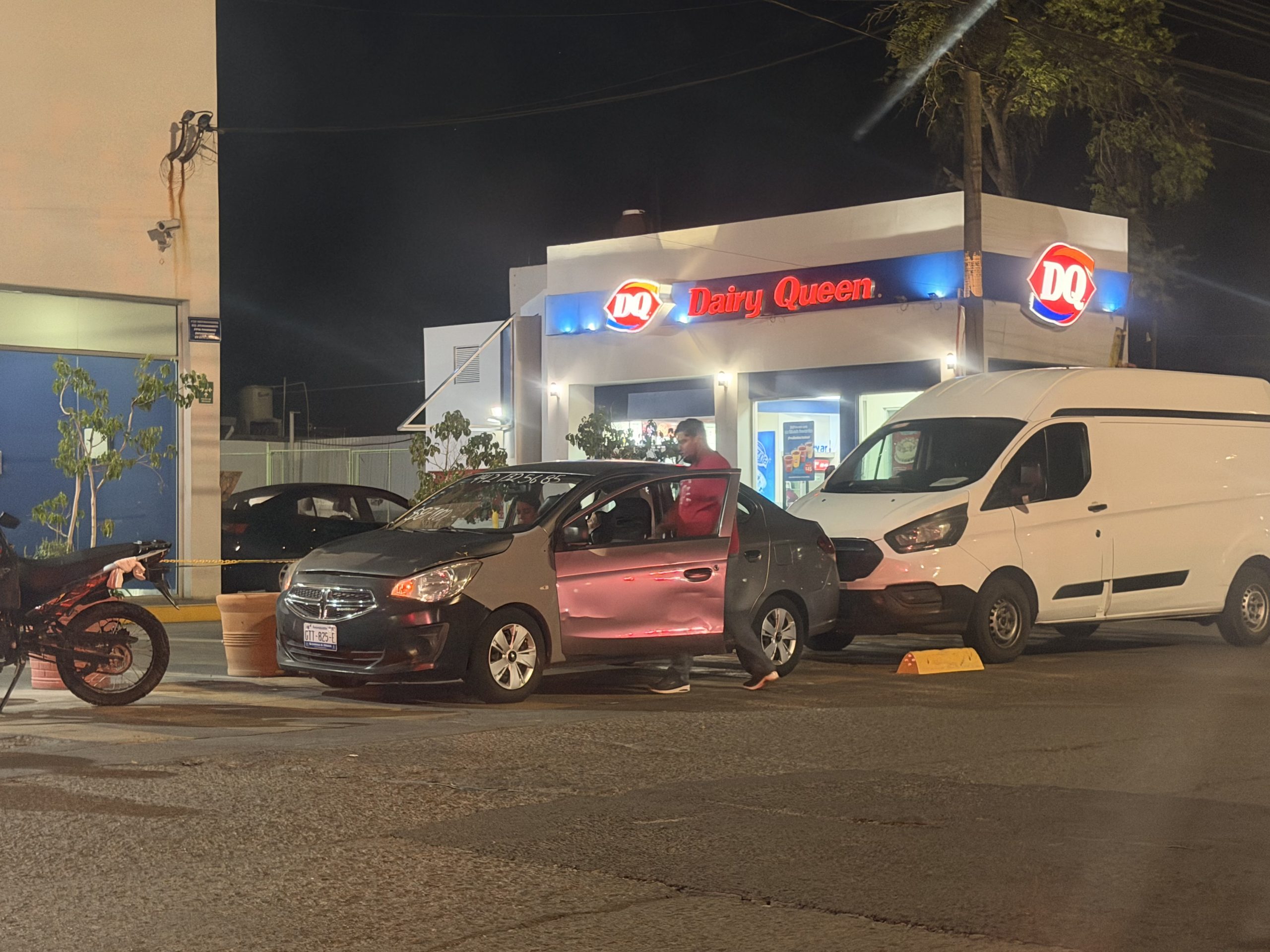 Automovilistas no respetan cancelación de cajones en Faja de Oro pese a tener estacionamiento disponible