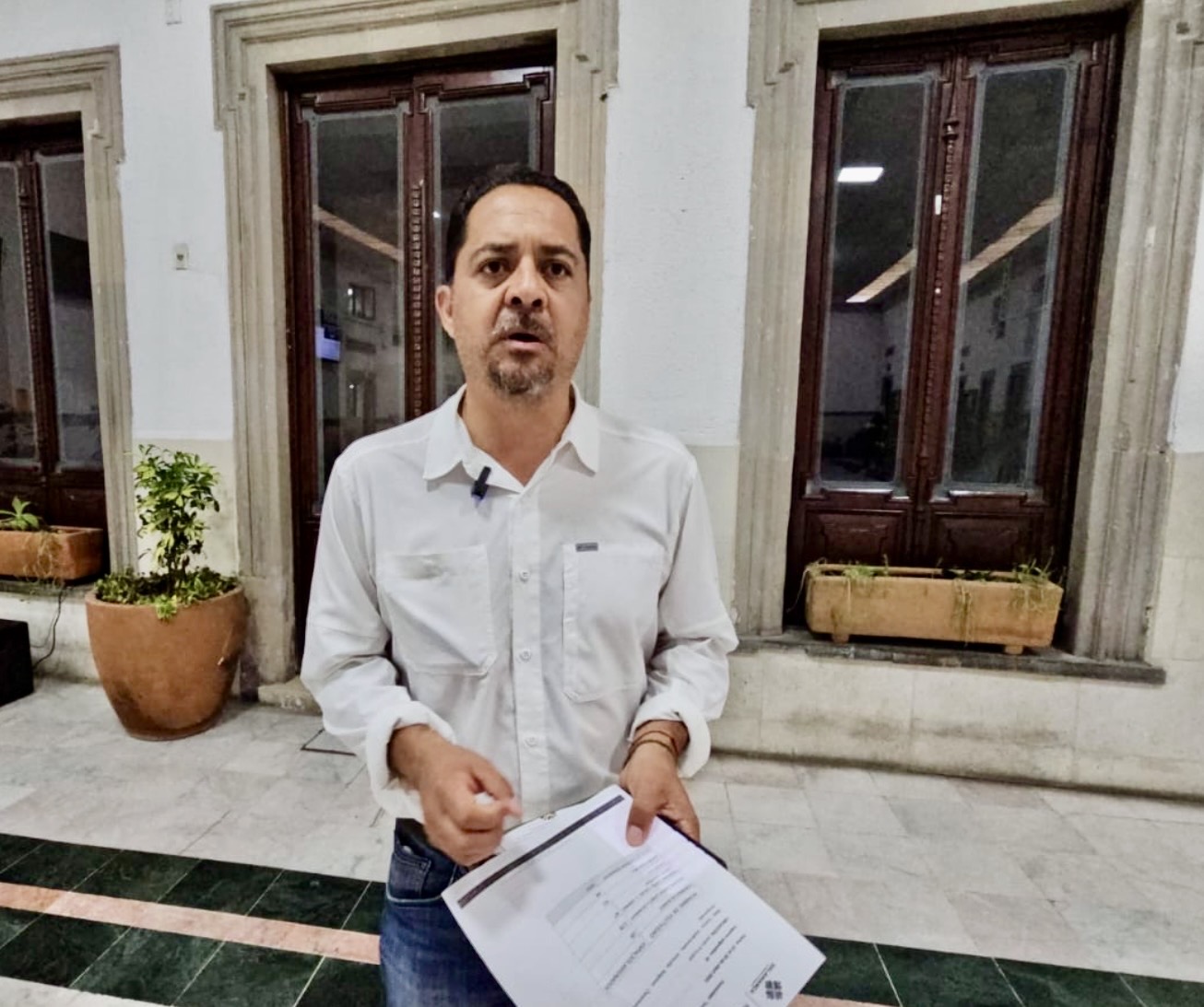 🔴#Salamanca  Mientras el director de Desarrollo Económico suma sellos en su pasaporte, la ciudad enfrenta el cierre de comercios y una sequía de inversiones que asfixia al sector productivo