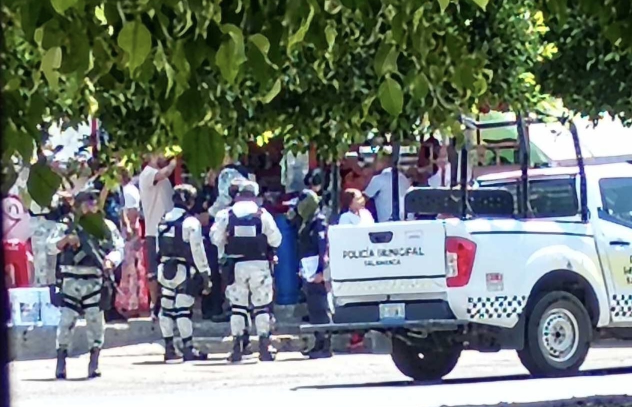 Secuestran a un hombre de un puesto de tacos en calle Hidalgo, #Salamanca. Una mujer resultó lesionada