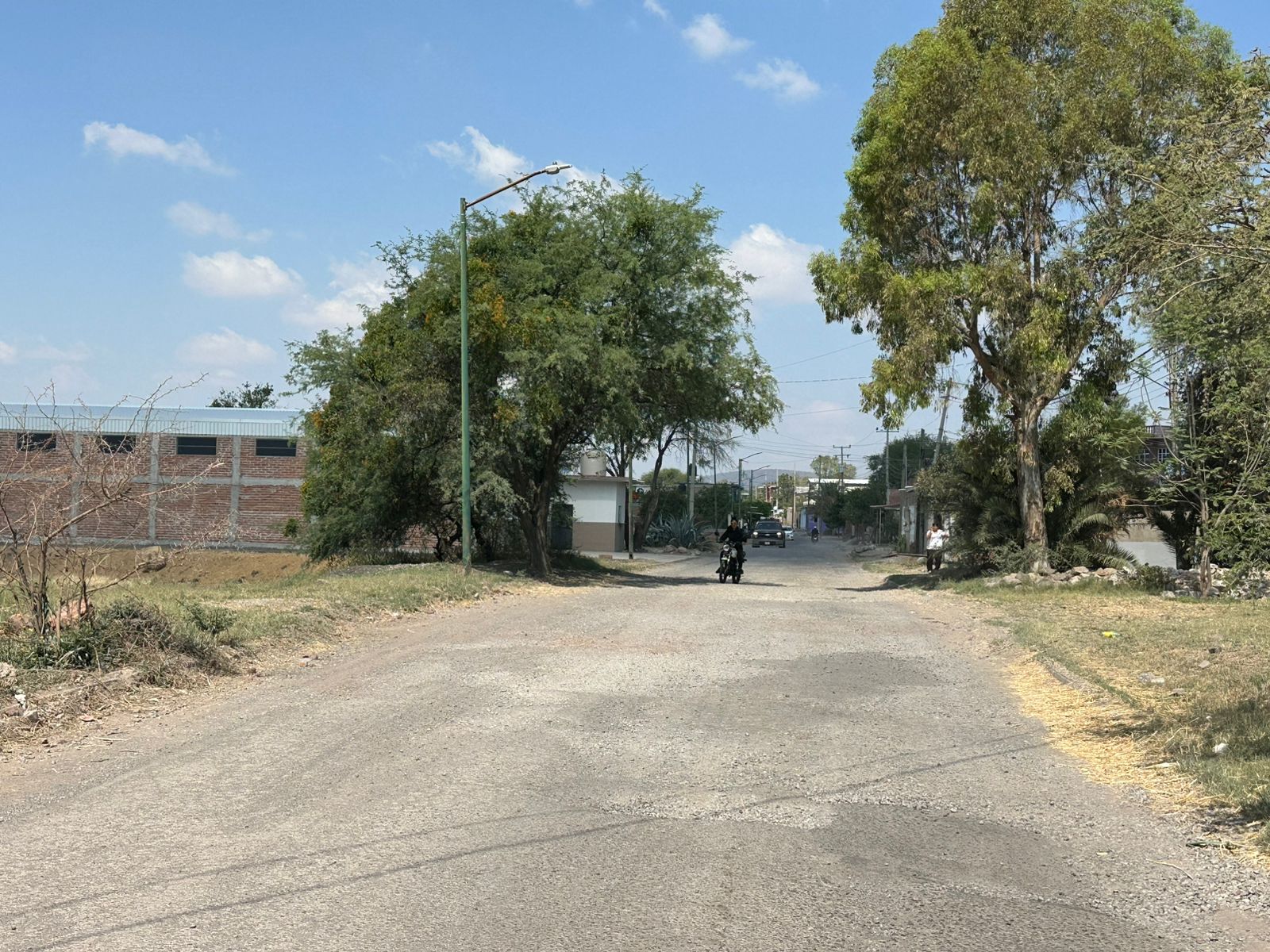 Ante la falta de respuestas municipales, habitantes de Loma de San Antonio arreglan su camino, pero temen por la temporada de lluvia