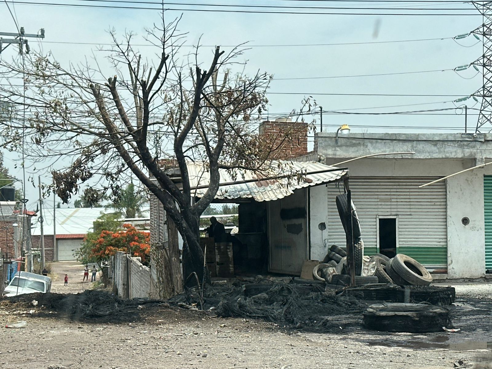Incendio de un árbol y llantas genera movilización de cuerpos de emergencia en el libramiento de #Salamanca