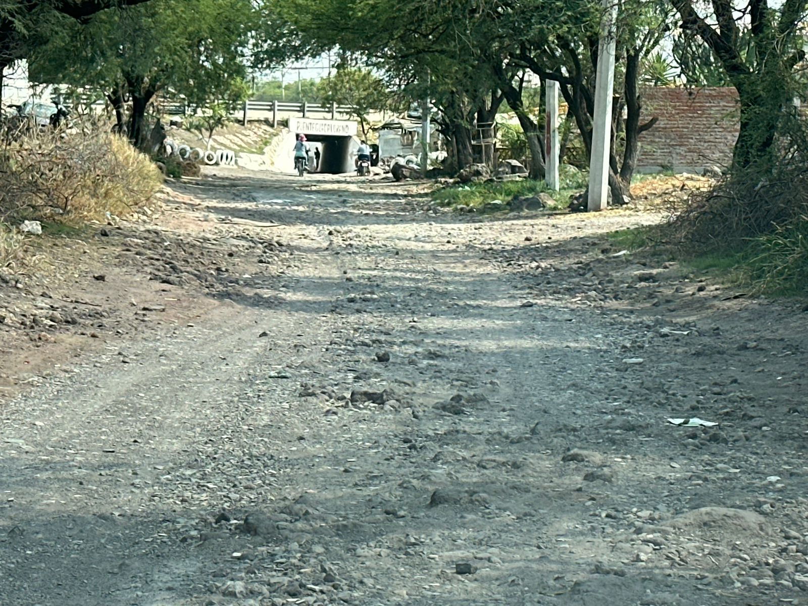 Habitantes de La Luz, #Salamanca, siguen esperando rehabilitación en su camino de acceso. Llegar a su casa es todo un reto
