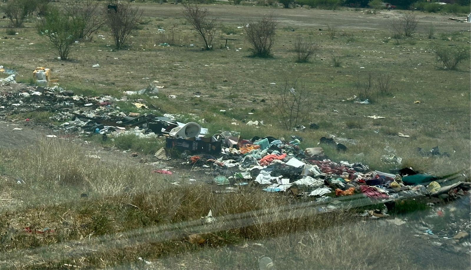 Vecinos del Pitayo, en #Salamanca, reportan quema de basura en terreno trasero a la colonia