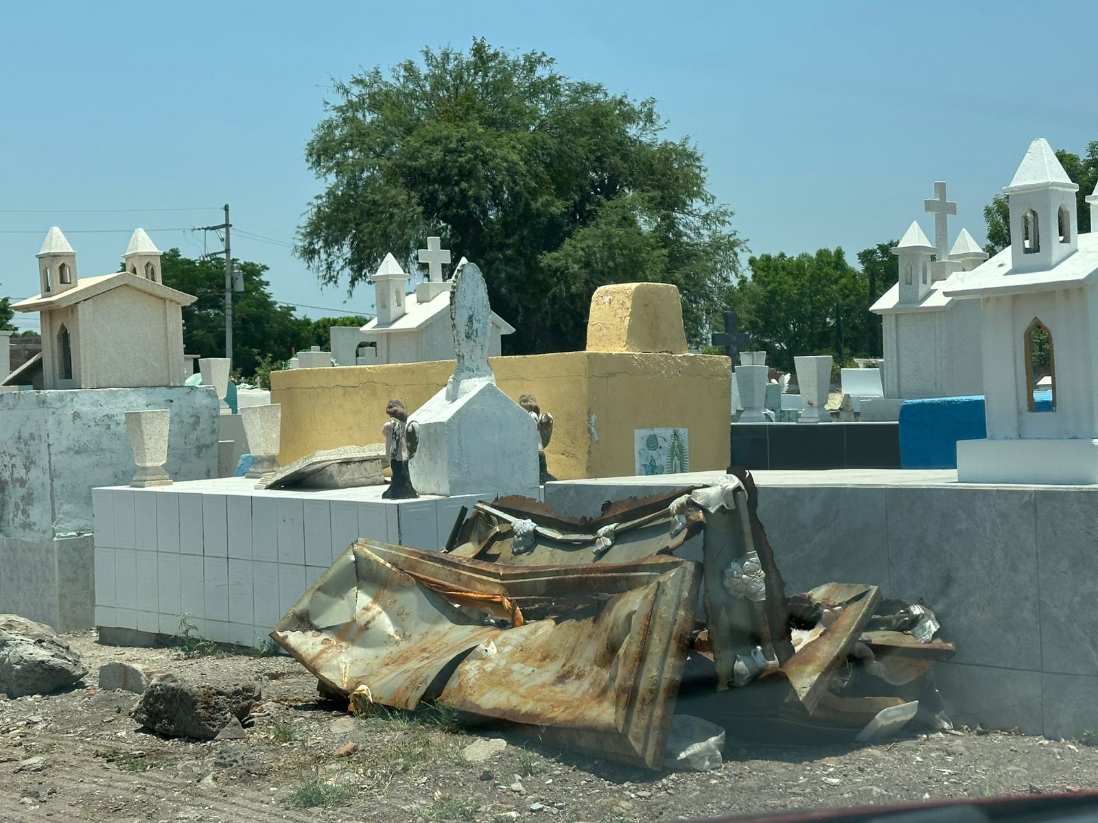 En Valtierrilla, ciudadanos reportan pésimas condiciones de la barda perimetral en el panteón antiguo