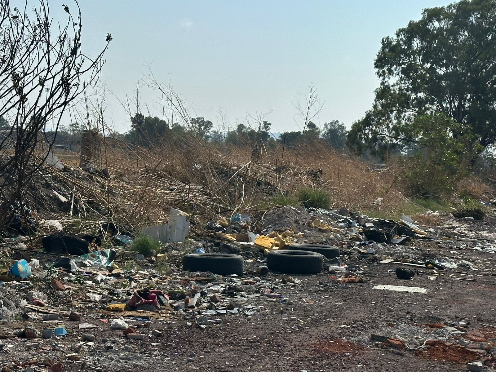 César Prieto incumple con rehabilitación de la calle Insurgentes en La Obrera, mientras vecinos siguen expuestos a focos de infección