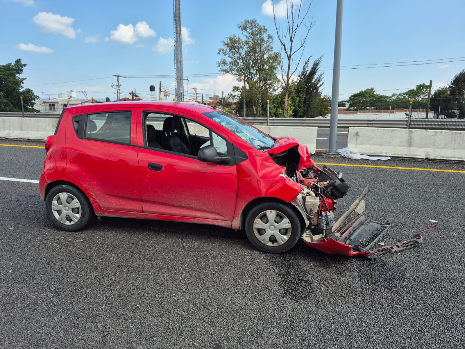 Daños materiales se registran tras accidente vial en el Libramiento Sur de #Salamanca