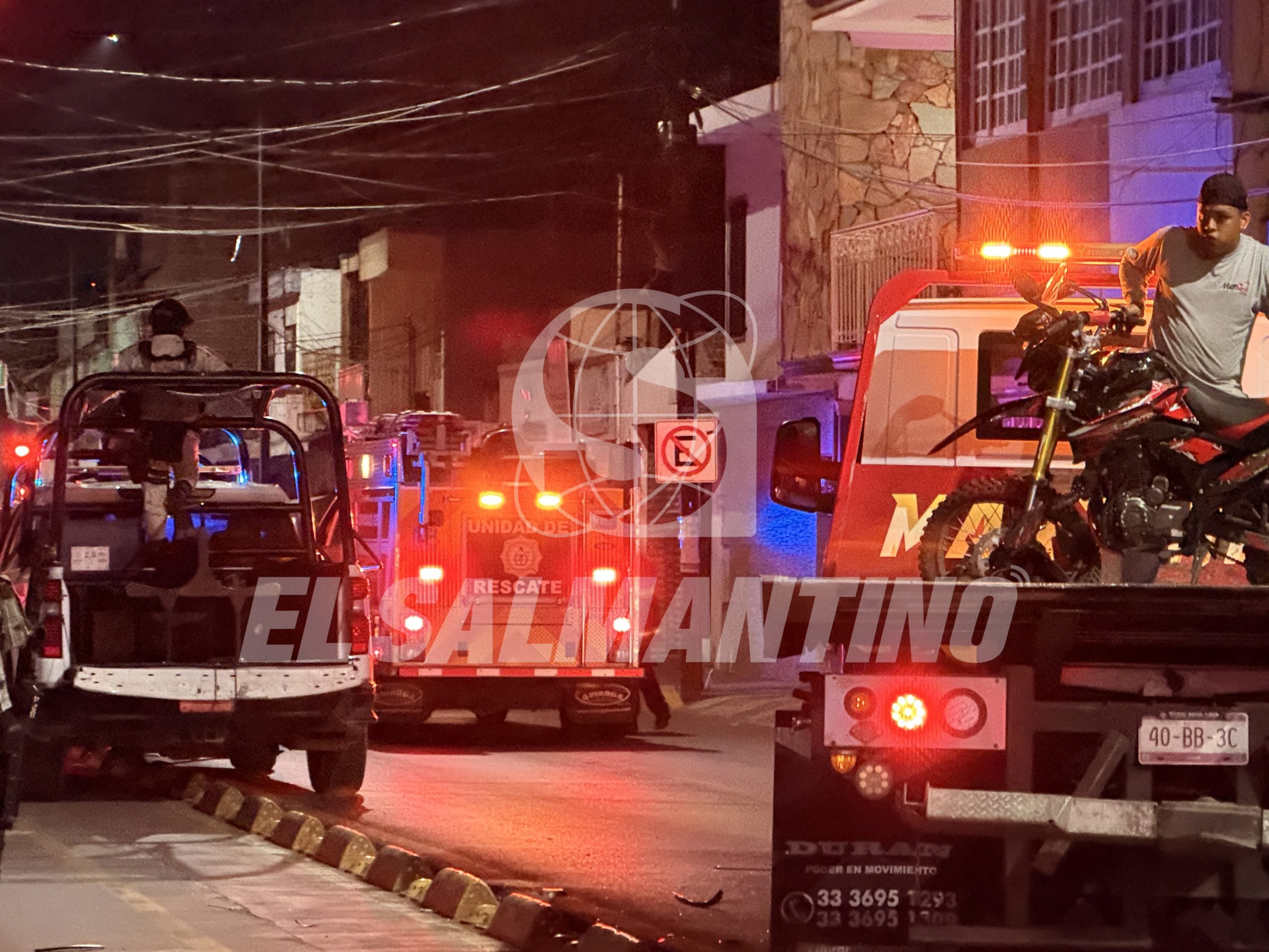 Accidente entre motociclista y patrulla deja un elemento prensado y un civil grave en el centro de #Salamanca