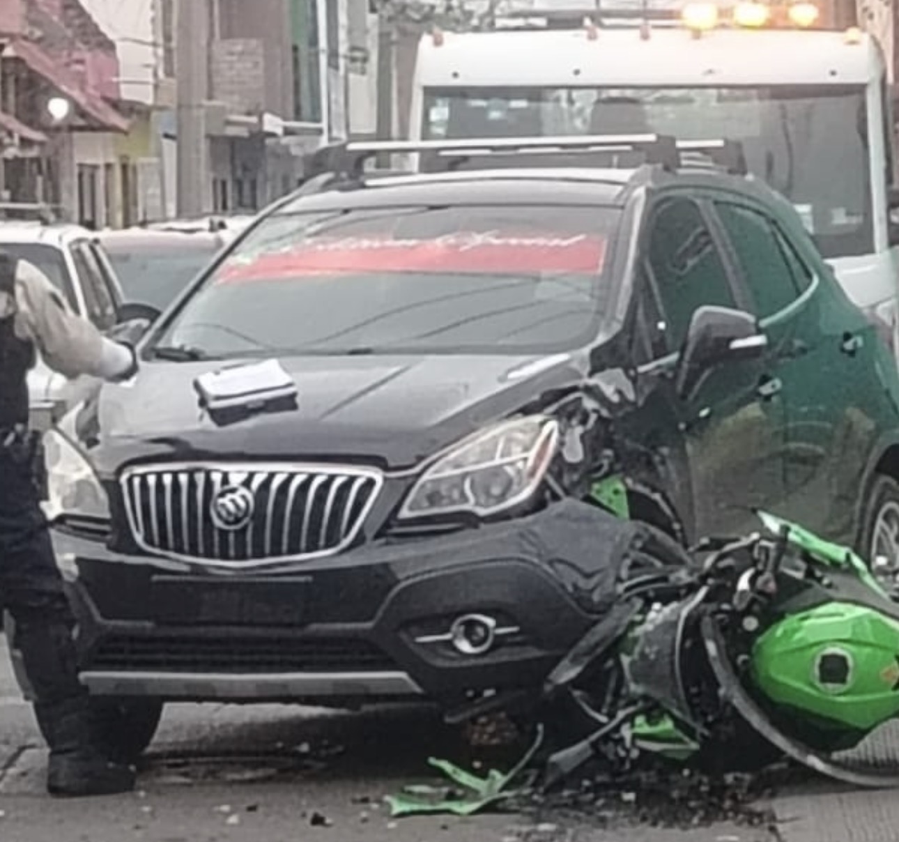 Motociclista resulta lesionada en accidente vehicular en calle Aldama #Salamanca