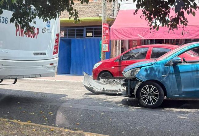 Chocan vehículo particular y camión de transporte en la colonia Aztlán en #Salamanca