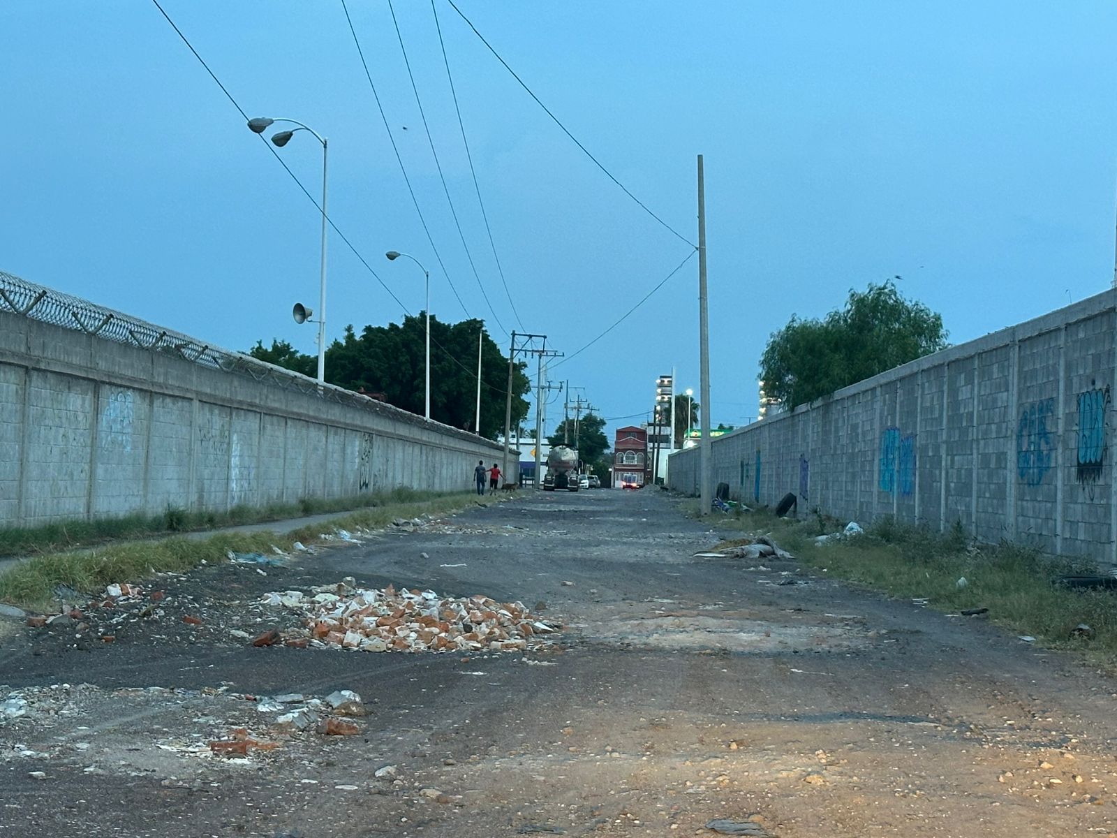 «Hay «Puente de la Transformación», pero no calles dignas», aseguran vecinos de la colonia Tamaulipas. Calle Lázaro Cárdenas permanece en pésimas condiciones
