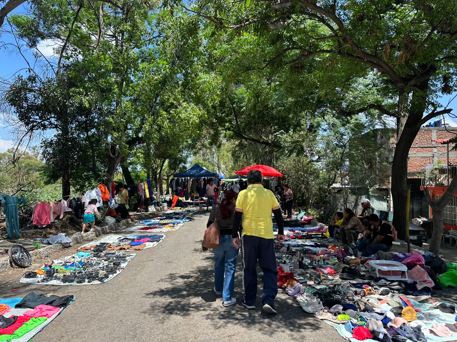 Tianguistas en #Nativitas aseguran que las ventas siguen bajas obligándolos a cambiar de giro o abandonar sus negocios