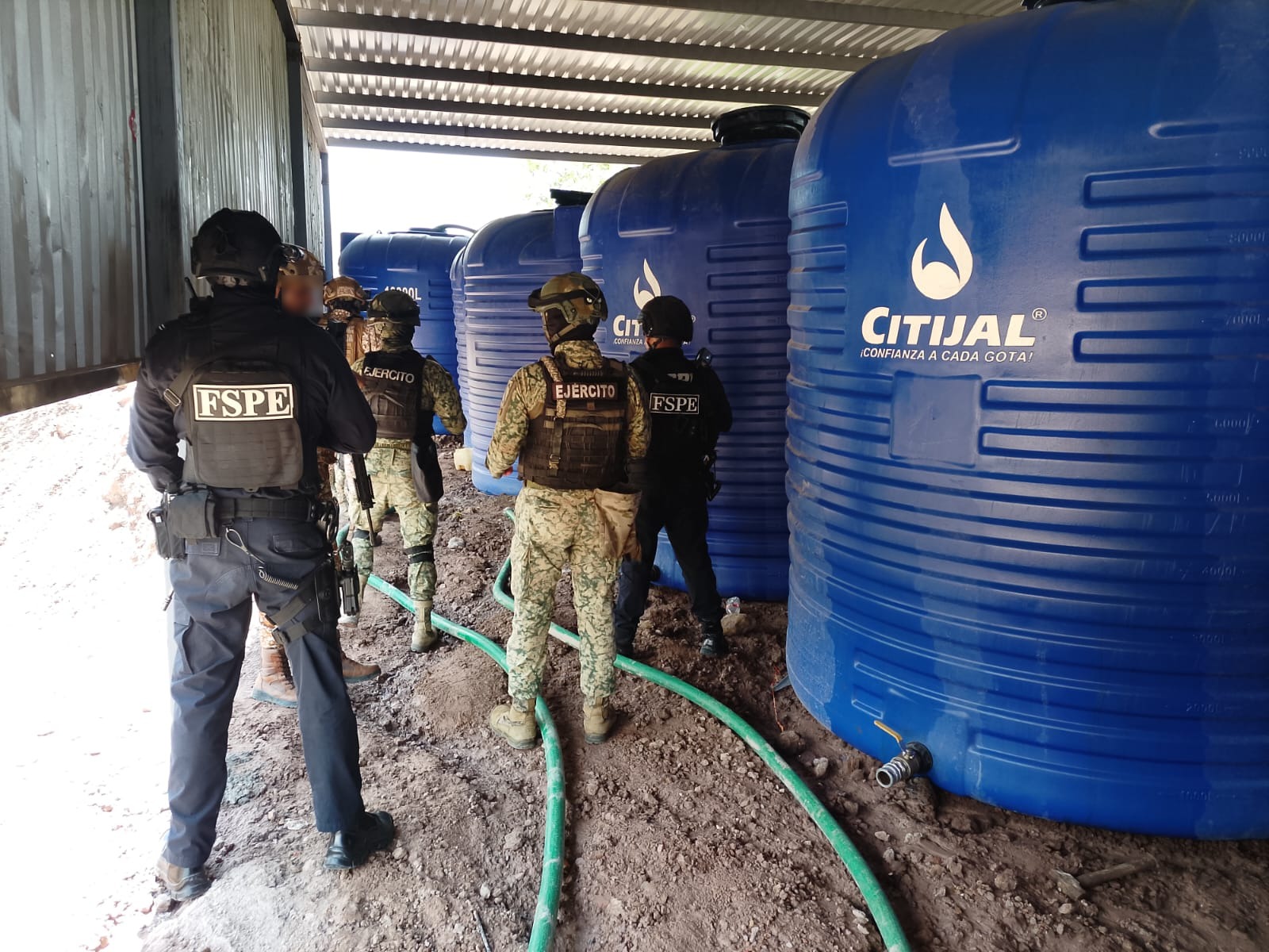 Hallan más de 69 mil litros de combustible en presuntos centros clandestinos del estado de #Guanajuato