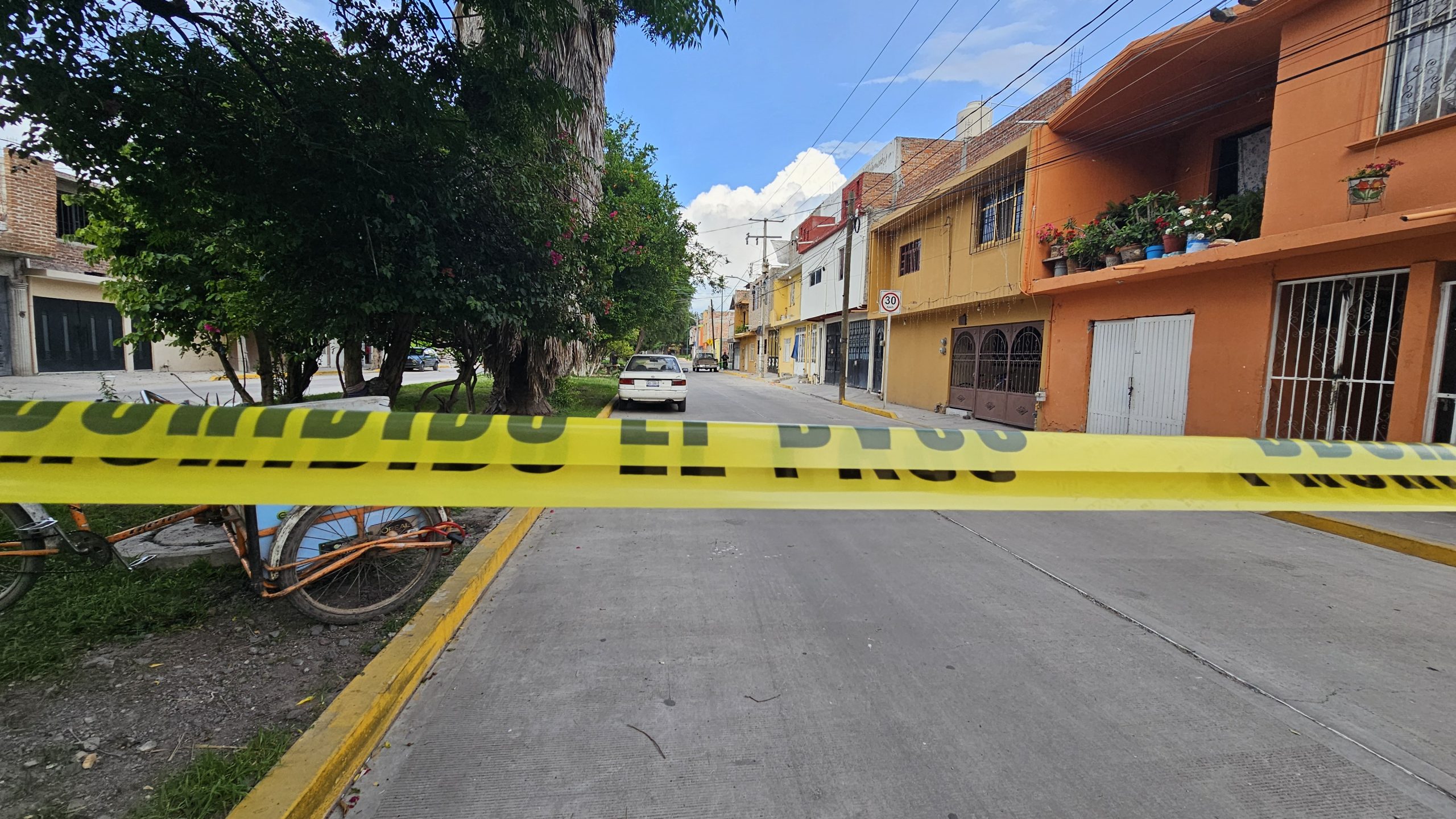 🔴 #Salamanca Ataque armado deja daños a casa habitación en colonia Benito Juárez.