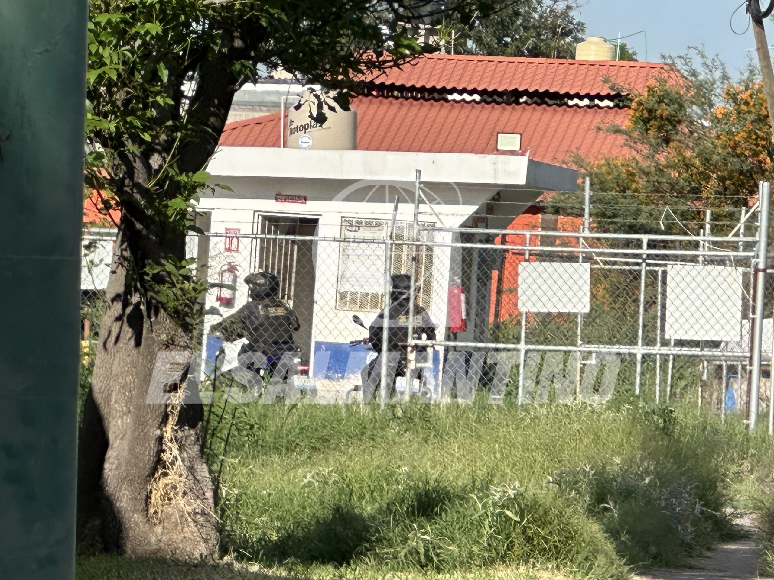Amagan a empleado en estación de gas y lo asaltan con violencia en Las Américas, Salamanca