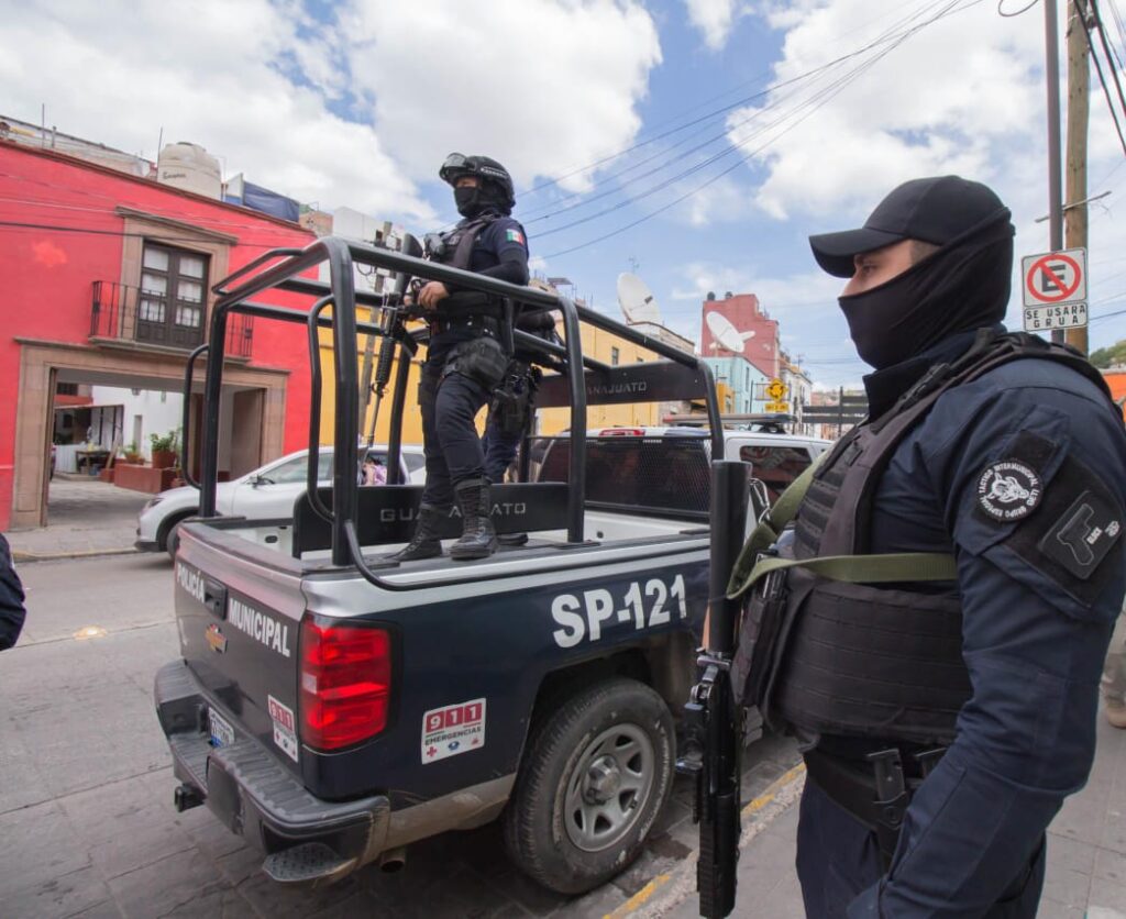 #Guanajuato Detenido se les fuga a la policía municipal en pleno traslado por presuntos delitos contra la salud